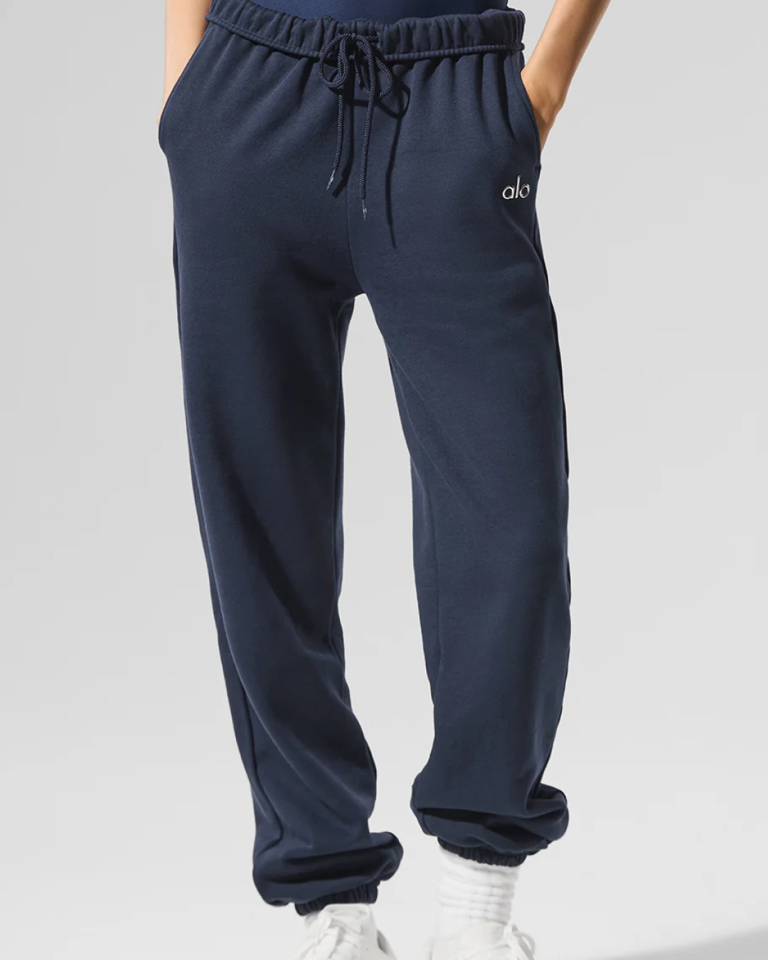 꾸안꾸 여행룩은 알로✈️
오래 걸어도 편한 알로 셋업💙🧢
1. 아콜레이드 크루넥 풀오버, 20만 원대
프렌치 테리 소재로 안감은 포근한 착용감의 스웻셔츠입니다. 여유있는 핏에 미니멀한 로고디테일이 더해졌습니다.
2.아콜레이드 스웻팬츠, 20만 원대
밴딩 웨이스트와 스트레이트 실루엣으로 편안하면서도 깔끔한 핏을 완성하는 스웻팬츠입니다. 여유 있는 유니섹스 디자인으로 데일리부터 외출까지 활용하기 좋은 아이템입니다. 이미지7