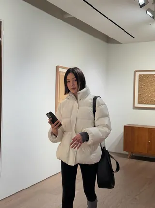 얼굴 맑아 보이는 화이트 숏 패딩🤍
화이트 숏 패딩으로 인상 부드럽게 어려 보이는 효과 느껴봐🧚🏻🦢 이미지