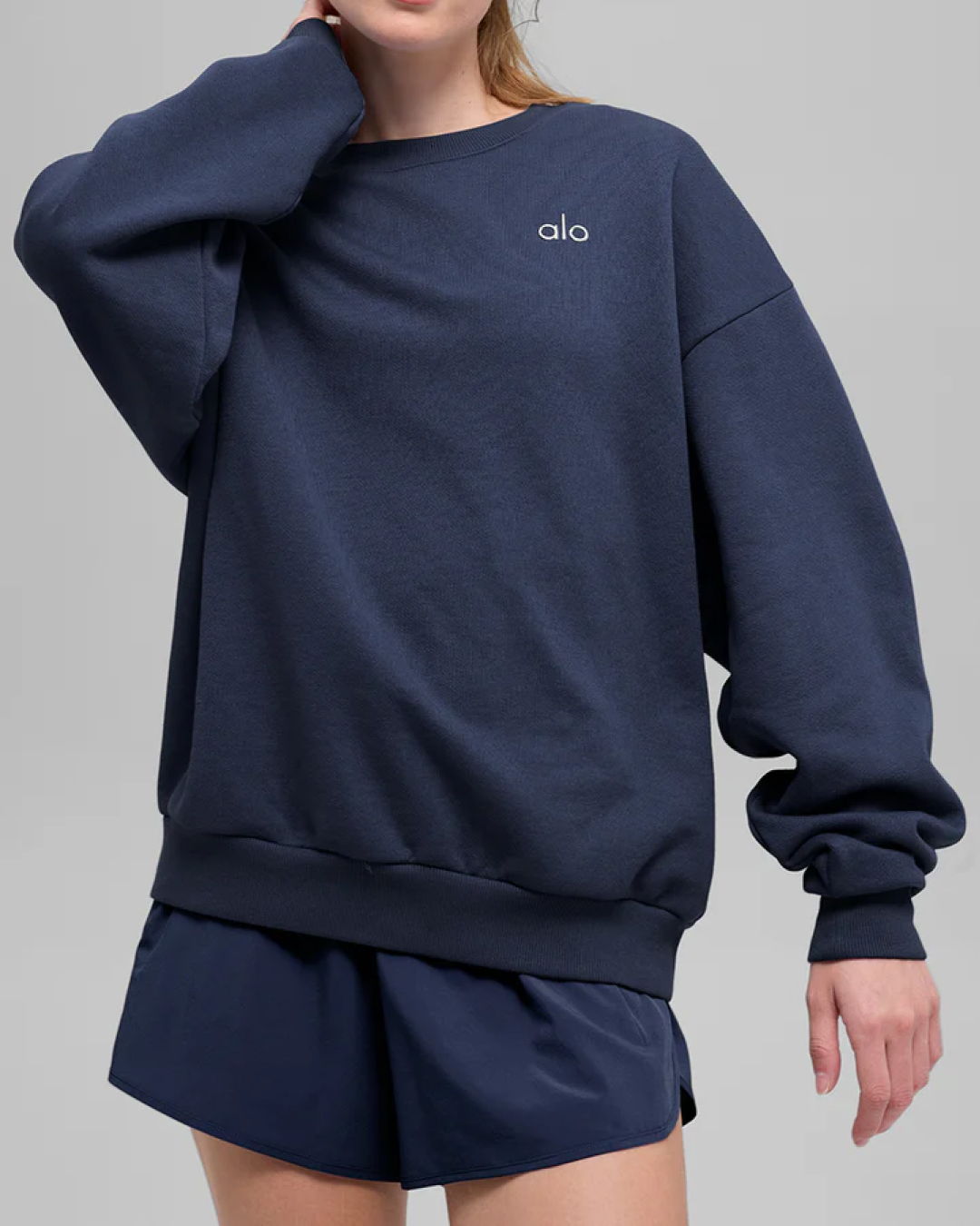 꾸안꾸 여행룩은 알로✈️
오래 걸어도 편한 알로 셋업💙🧢
1. 아콜레이드 크루넥 풀오버, 20만 원대
프렌치 테리 소재로 안감은 포근한 착용감의 스웻셔츠입니다. 여유있는 핏에 미니멀한 로고디테일이 더해졌습니다.
2.아콜레이드 스웻팬츠, 20만 원대
밴딩 웨이스트와 스트레이트 실루엣으로 편안하면서도 깔끔한 핏을 완성하는 스웻팬츠입니다. 여유 있는 유니섹스 디자인으로 데일리부터 외출까지 활용하기 좋은 아이템입니다. 이미지4