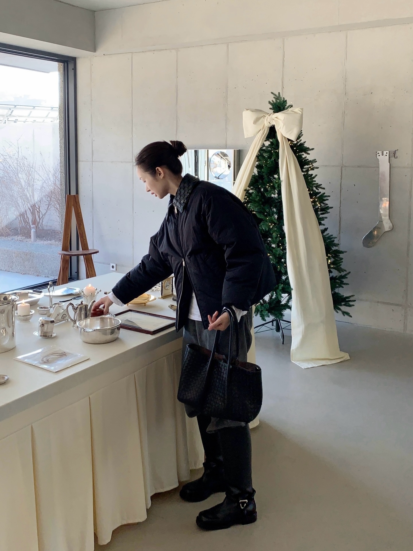 차정원의 보테가 베네타 겨울나기❄️
코트 대신 찾을 패딩 재킷과 클래식 롱부츠 보테가에서 확인🔍✨
차정원의 겨울 보테가 베네타 아이템 2가지 소개합니다.
1. 테크 나일론 패딩 재킷, 500만 원대
레귤러 핏의 테크 나일론 소재로 가볍고 방수성 있으며, 탈부착 가능한 인트레치아토 가죽 칼라가 포인트로 과한 디테일 없는 미니멀한 재킷이죠. 화이트 긴팔티와 인트레치아토 가죽 가방에 매치해 클래식하고 고급스러운 룩을 완성했습니다.
2. 제임스 부츠, 300만 원대
부드러운 송아지 가죽 위 발목 부분에 겹겹이 쌓인 동그란 장식인 코액셜 디테일과 트라이앵글 메탈 장식을 더한 롱부츠죠. 차정원은 흑청 팬츠와 패딩 점퍼에 매치해 시크하면서도 세련된 무드를 연출했습니다. 이미지6