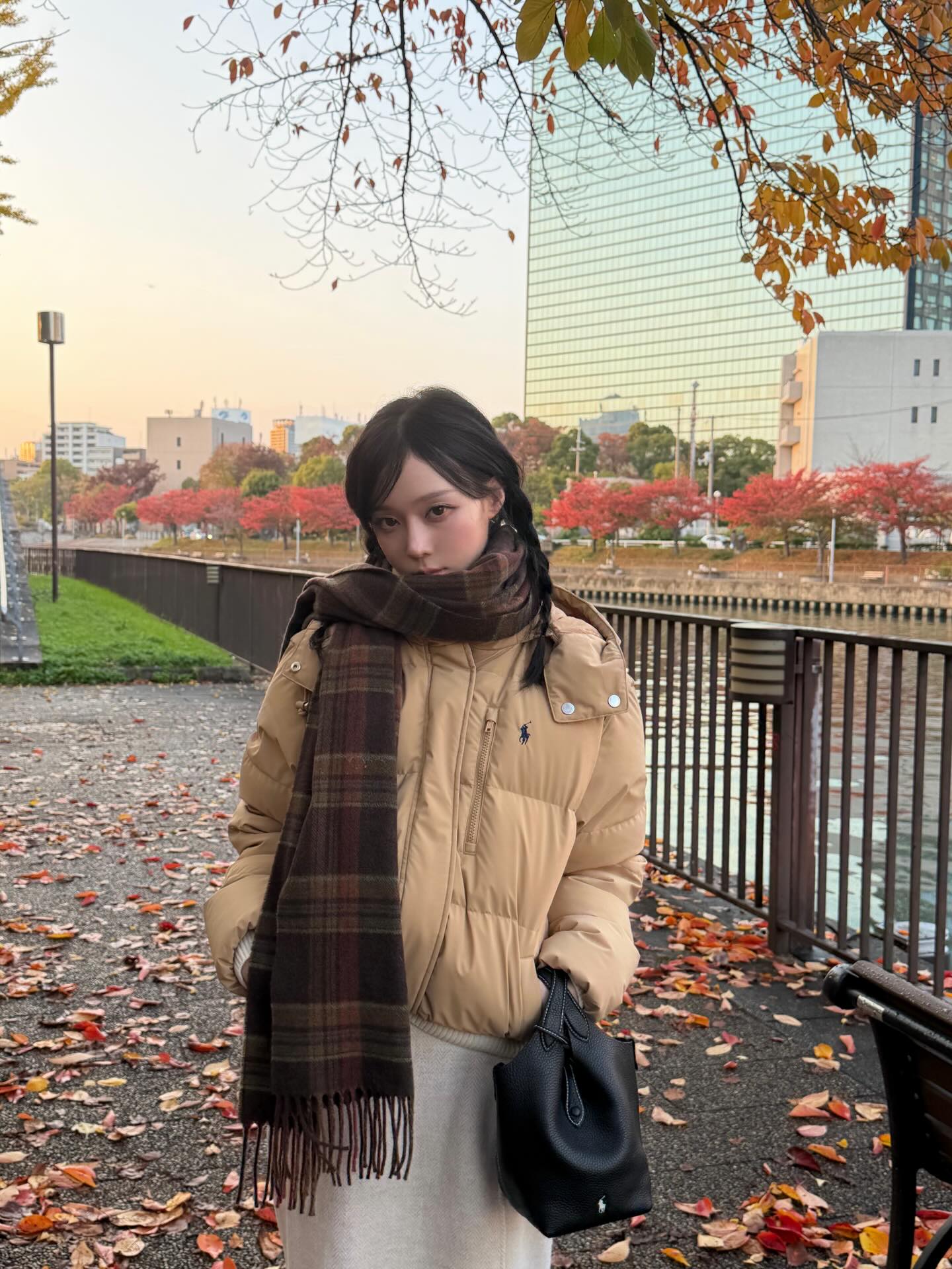 다리 길어보이는 숏패딩?!👀
짧은 기장에 보온력은 꽉 잡은 겨울 아우터🤎🪄
요즘 가장 많이 찾는 숏패딩, 지금 바로 소개해드릴게요.
1. 스킴스 × 노스페이스 인슐레이티드 셸 재킷, 70만 원대
크롭한 실루엣에 스킴스 시그니처 컬러를 더한 퍼포먼스 재킷입니다. 방수와 보온 기능을 모두 갖춘 디자인으로, 아이린은 슬림한 레깅스와 매치해 겨울 애슬레저 룩을 완성했습니다.
2. 폴로 랄프 로렌 퀼트 후드 다운 재킷, 70만 원대
퀼트 패딩 디자인에 탈부착 가능한 드로스트링 후드와 2웨이 지퍼가 더해진 다운 재킷입니다. 니트 스커트와 머플러를 매치해 포근한 겨울 데일리 룩을 완성했습니다. 이미지8