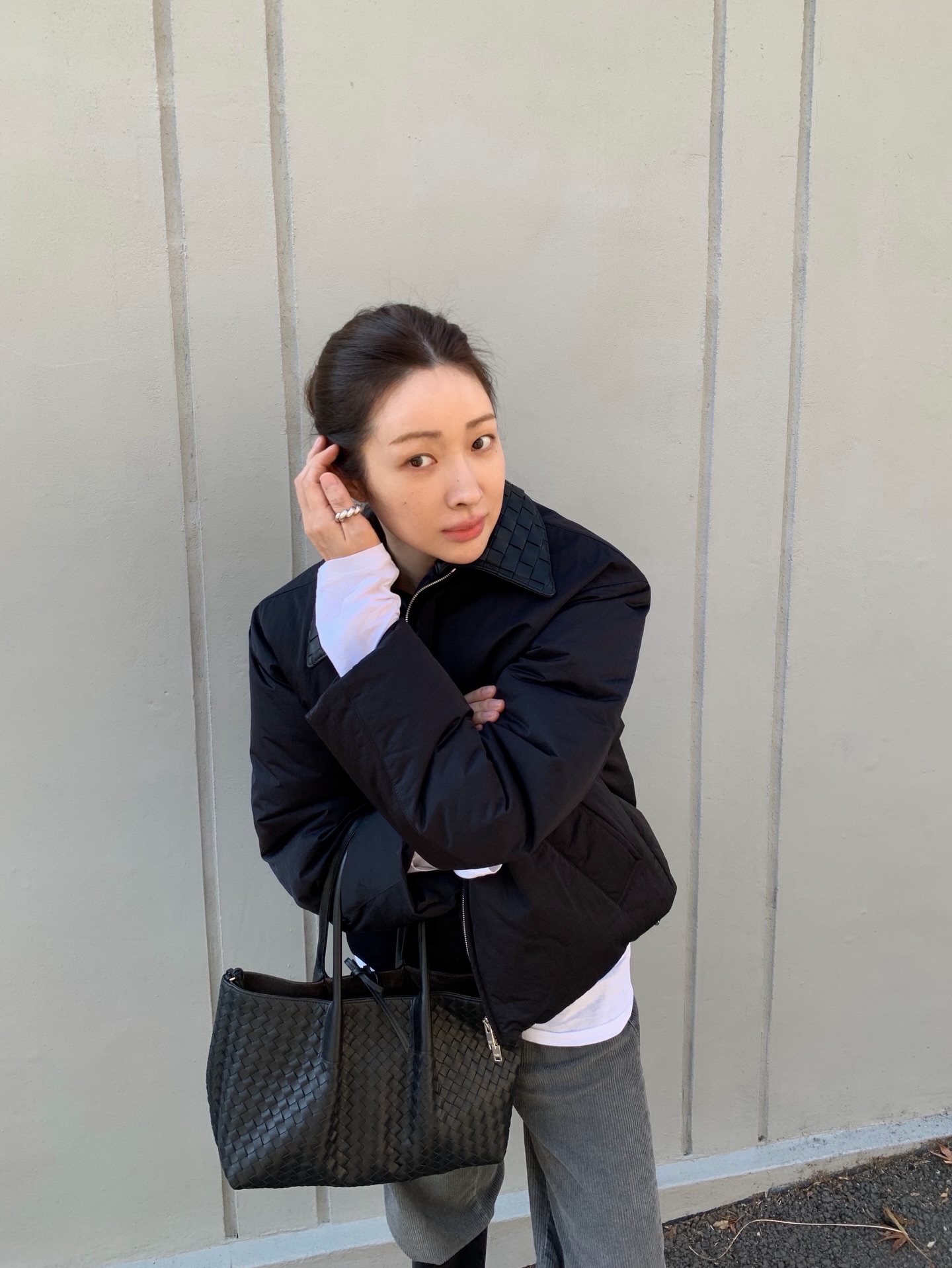 차정원의 보테가 베네타 겨울나기❄️
코트 대신 찾을 패딩 재킷과 클래식 롱부츠 보테가에서 확인🔍✨
차정원의 겨울 보테가 베네타 아이템 2가지 소개합니다.
1. 테크 나일론 패딩 재킷, 500만 원대
레귤러 핏의 테크 나일론 소재로 가볍고 방수성 있으며, 탈부착 가능한 인트레치아토 가죽 칼라가 포인트로 과한 디테일 없는 미니멀한 재킷이죠. 화이트 긴팔티와 인트레치아토 가죽 가방에 매치해 클래식하고 고급스러운 룩을 완성했습니다.
2. 제임스 부츠, 300만 원대
부드러운 송아지 가죽 위 발목 부분에 겹겹이 쌓인 동그란 장식인 코액셜 디테일과 트라이앵글 메탈 장식을 더한 롱부츠죠. 차정원은 흑청 팬츠와 패딩 점퍼에 매치해 시크하면서도 세련된 무드를 연출했습니다. 이미지2