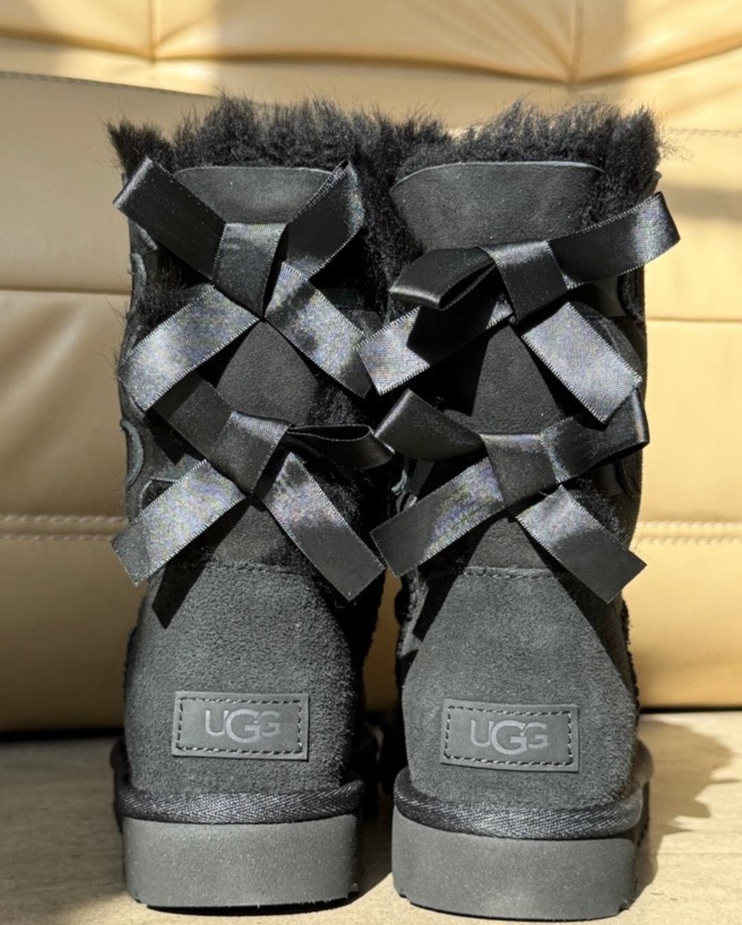 어그에 리본까지?!👀
홀리데이에는 리본이 빠질 수 없지🎀🤍
어그가 리본 어그를 출시하며 코케트 무드를 선보였습니다. 홀리데이 시즌과 특히 잘 어울리는 이 아이템은 포근한 퍼 텍스처에 리본 장식을 더해, 실용성과 무드를 동시에 만족시키는데요.
코케트 무드 특유의 사랑스러운 인상을 완성해 주며, 과하지 않은 포인트를 더해줍니다.올겨울 스타일에 작은 변화를 주고 싶다면, 리본 어그로 홀리데이 무드를 더해보세요. 이미지6