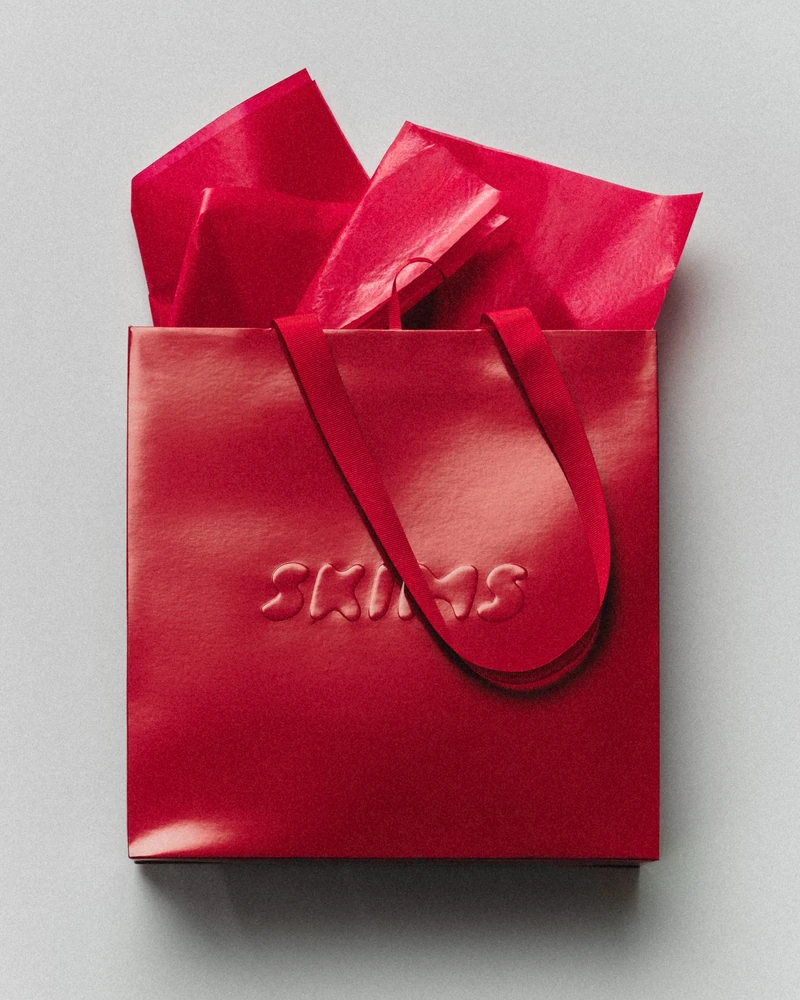 집에서도 홀리데이♥️
스킴스로 채우는 크리스마스 무드🎁🎄
연말 무드를 한껏 끌어올릴 스킴스의 홀리데이 컬렉션이 공개됐습니다. 한정판 홀리데이 기프트와 함께, 집 안에서도 특별한 분위기를 연출할 수 있는 라인업입니다.
특히 스킴스의 체리 블라썸 하트 프린트는 홀리데이 시즌에 잘 어울리는 포인트로 눈길을 끄는데요. 이번 컬렉션은 최대 40% 할인으로, 스킴스와 함께 크리스마스 무드를 즐겨보세요. 이미지6