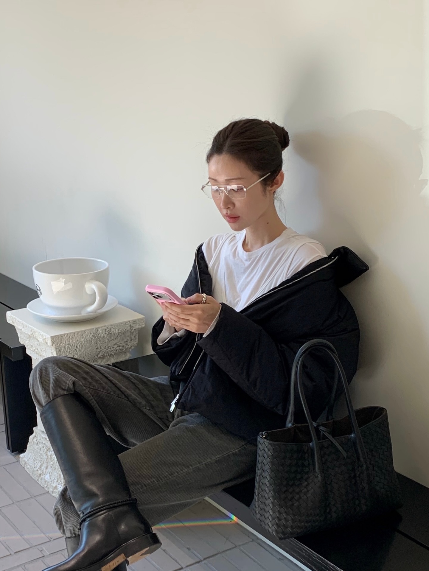 차정원의 보테가 베네타 겨울나기❄️
코트 대신 찾을 패딩 재킷과 클래식 롱부츠 보테가에서 확인🔍✨
차정원의 겨울 보테가 베네타 아이템 2가지 소개합니다.
1. 테크 나일론 패딩 재킷, 500만 원대
레귤러 핏의 테크 나일론 소재로 가볍고 방수성 있으며, 탈부착 가능한 인트레치아토 가죽 칼라가 포인트로 과한 디테일 없는 미니멀한 재킷이죠. 화이트 긴팔티와 인트레치아토 가죽 가방에 매치해 클래식하고 고급스러운 룩을 완성했습니다.
2. 제임스 부츠, 300만 원대
부드러운 송아지 가죽 위 발목 부분에 겹겹이 쌓인 동그란 장식인 코액셜 디테일과 트라이앵글 메탈 장식을 더한 롱부츠죠. 차정원은 흑청 팬츠와 패딩 점퍼에 매치해 시크하면서도 세련된 무드를 연출했습니다. 이미지4