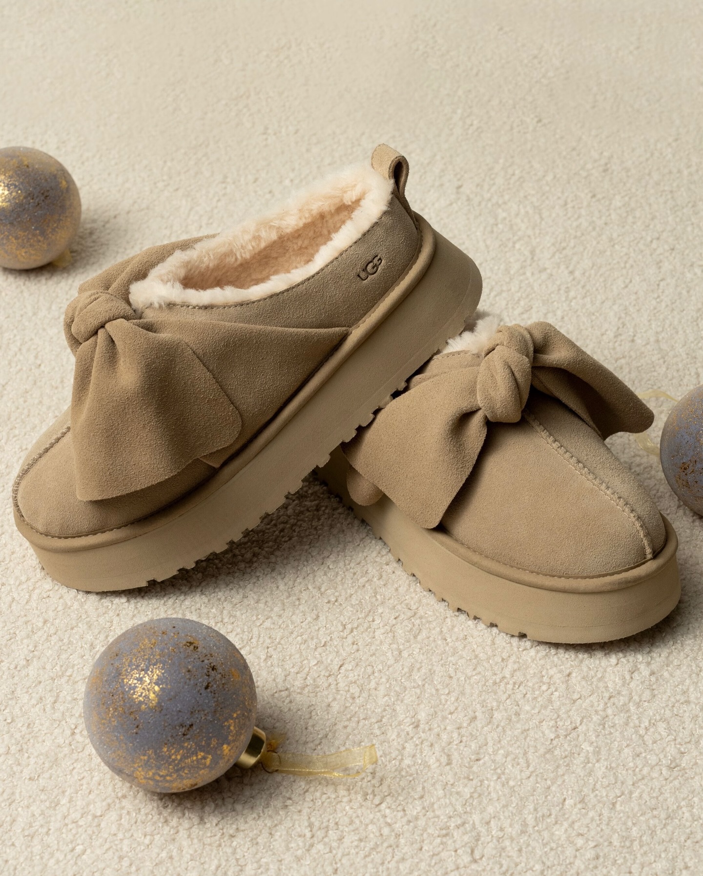 어그에 리본까지?!👀
홀리데이에는 리본이 빠질 수 없지🎀🤍
어그가 리본 어그를 출시하며 코케트 무드를 선보였습니다. 홀리데이 시즌과 특히 잘 어울리는 이 아이템은 포근한 퍼 텍스처에 리본 장식을 더해, 실용성과 무드를 동시에 만족시키는데요.
코케트 무드 특유의 사랑스러운 인상을 완성해 주며, 과하지 않은 포인트를 더해줍니다.올겨울 스타일에 작은 변화를 주고 싶다면, 리본 어그로 홀리데이 무드를 더해보세요. 이미지4