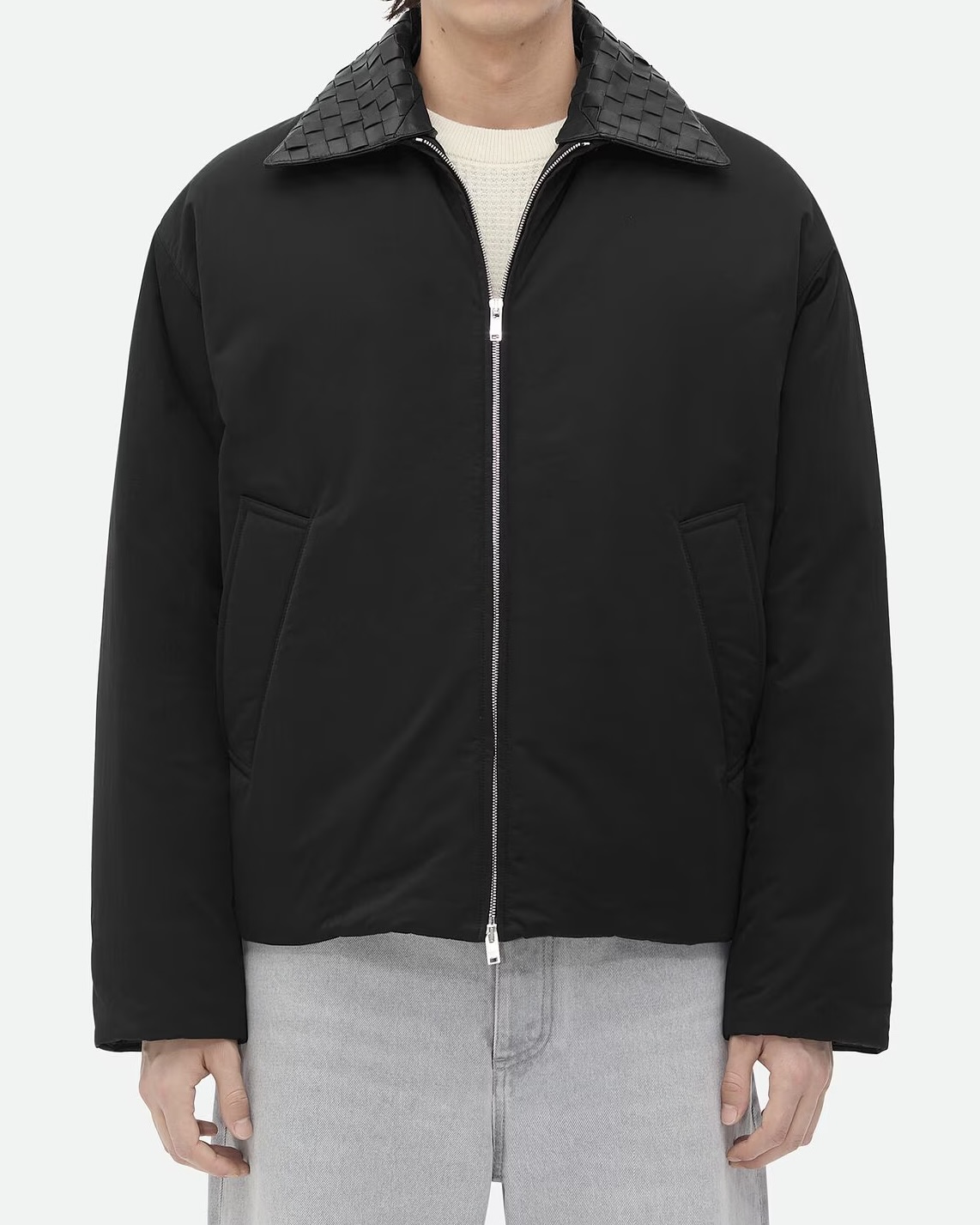 차정원의 보테가 베네타 겨울나기❄️
코트 대신 찾을 패딩 재킷과 클래식 롱부츠 보테가에서 확인🔍✨
차정원의 겨울 보테가 베네타 아이템 2가지 소개합니다.
1. 테크 나일론 패딩 재킷, 500만 원대
레귤러 핏의 테크 나일론 소재로 가볍고 방수성 있으며, 탈부착 가능한 인트레치아토 가죽 칼라가 포인트로 과한 디테일 없는 미니멀한 재킷이죠. 화이트 긴팔티와 인트레치아토 가죽 가방에 매치해 클래식하고 고급스러운 룩을 완성했습니다.
2. 제임스 부츠, 300만 원대
부드러운 송아지 가죽 위 발목 부분에 겹겹이 쌓인 동그란 장식인 코액셜 디테일과 트라이앵글 메탈 장식을 더한 롱부츠죠. 차정원은 흑청 팬츠와 패딩 점퍼에 매치해 시크하면서도 세련된 무드를 연출했습니다. 이미지3