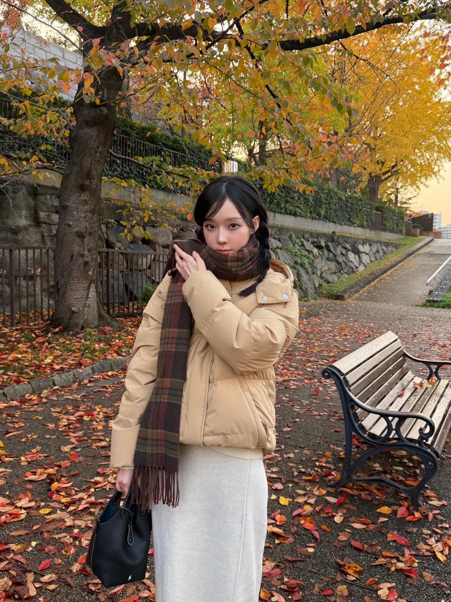 다리 길어보이는 숏패딩?!👀
짧은 기장에 보온력은 꽉 잡은 겨울 아우터🤎🪄
요즘 가장 많이 찾는 숏패딩, 지금 바로 소개해드릴게요.
1. 스킴스 × 노스페이스 인슐레이티드 셸 재킷, 70만 원대
크롭한 실루엣에 스킴스 시그니처 컬러를 더한 퍼포먼스 재킷입니다. 방수와 보온 기능을 모두 갖춘 디자인으로, 아이린은 슬림한 레깅스와 매치해 겨울 애슬레저 룩을 완성했습니다.
2. 폴로 랄프 로렌 퀼트 후드 다운 재킷, 70만 원대
퀼트 패딩 디자인에 탈부착 가능한 드로스트링 후드와 2웨이 지퍼가 더해진 다운 재킷입니다. 니트 스커트와 머플러를 매치해 포근한 겨울 데일리 룩을 완성했습니다. 이미지7