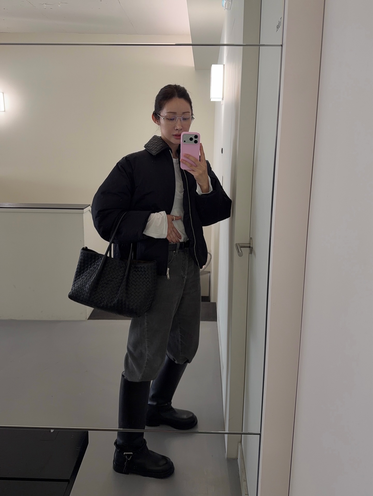 차정원의 보테가 베네타 겨울나기❄️
코트 대신 찾을 패딩 재킷과 클래식 롱부츠 보테가에서 확인🔍✨
차정원의 겨울 보테가 베네타 아이템 2가지 소개합니다.
1. 테크 나일론 패딩 재킷, 500만 원대
레귤러 핏의 테크 나일론 소재로 가볍고 방수성 있으며, 탈부착 가능한 인트레치아토 가죽 칼라가 포인트로 과한 디테일 없는 미니멀한 재킷이죠. 화이트 긴팔티와 인트레치아토 가죽 가방에 매치해 클래식하고 고급스러운 룩을 완성했습니다.
2. 제임스 부츠, 300만 원대
부드러운 송아지 가죽 위 발목 부분에 겹겹이 쌓인 동그란 장식인 코액셜 디테일과 트라이앵글 메탈 장식을 더한 롱부츠죠. 차정원은 흑청 팬츠와 패딩 점퍼에 매치해 시크하면서도 세련된 무드를 연출했습니다. 이미지1