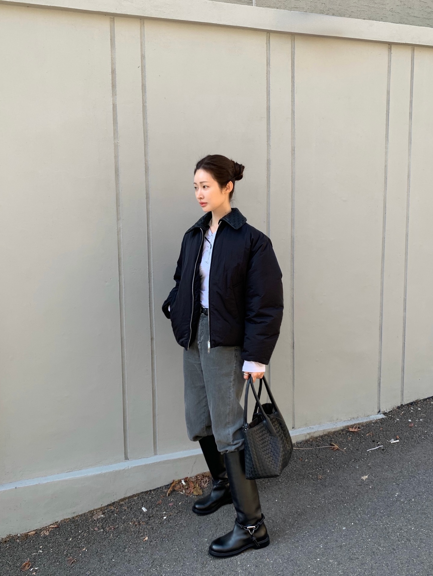 차정원의 보테가 베네타 겨울나기❄️
코트 대신 찾을 패딩 재킷과 클래식 롱부츠 보테가에서 확인🔍✨
차정원의 겨울 보테가 베네타 아이템 2가지 소개합니다.
1. 테크 나일론 패딩 재킷, 500만 원대
레귤러 핏의 테크 나일론 소재로 가볍고 방수성 있으며, 탈부착 가능한 인트레치아토 가죽 칼라가 포인트로 과한 디테일 없는 미니멀한 재킷이죠. 화이트 긴팔티와 인트레치아토 가죽 가방에 매치해 클래식하고 고급스러운 룩을 완성했습니다.
2. 제임스 부츠, 300만 원대
부드러운 송아지 가죽 위 발목 부분에 겹겹이 쌓인 동그란 장식인 코액셜 디테일과 트라이앵글 메탈 장식을 더한 롱부츠죠. 차정원은 흑청 팬츠와 패딩 점퍼에 매치해 시크하면서도 세련된 무드를 연출했습니다. 이미지5