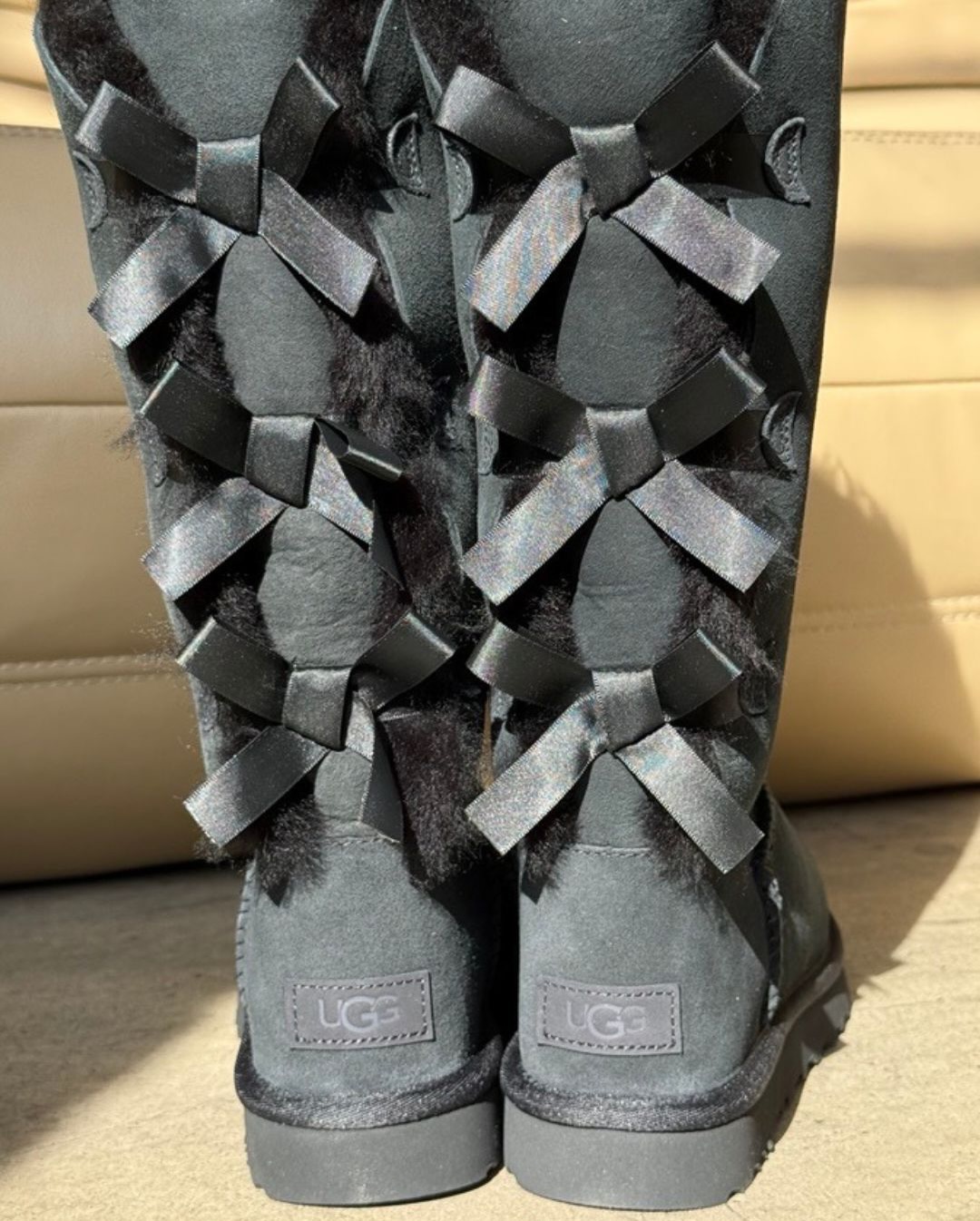 어그에 리본까지?!👀
홀리데이에는 리본이 빠질 수 없지🎀🤍
어그가 리본 어그를 출시하며 코케트 무드를 선보였습니다. 홀리데이 시즌과 특히 잘 어울리는 이 아이템은 포근한 퍼 텍스처에 리본 장식을 더해, 실용성과 무드를 동시에 만족시키는데요.
코케트 무드 특유의 사랑스러운 인상을 완성해 주며, 과하지 않은 포인트를 더해줍니다.올겨울 스타일에 작은 변화를 주고 싶다면, 리본 어그로 홀리데이 무드를 더해보세요. 이미지7