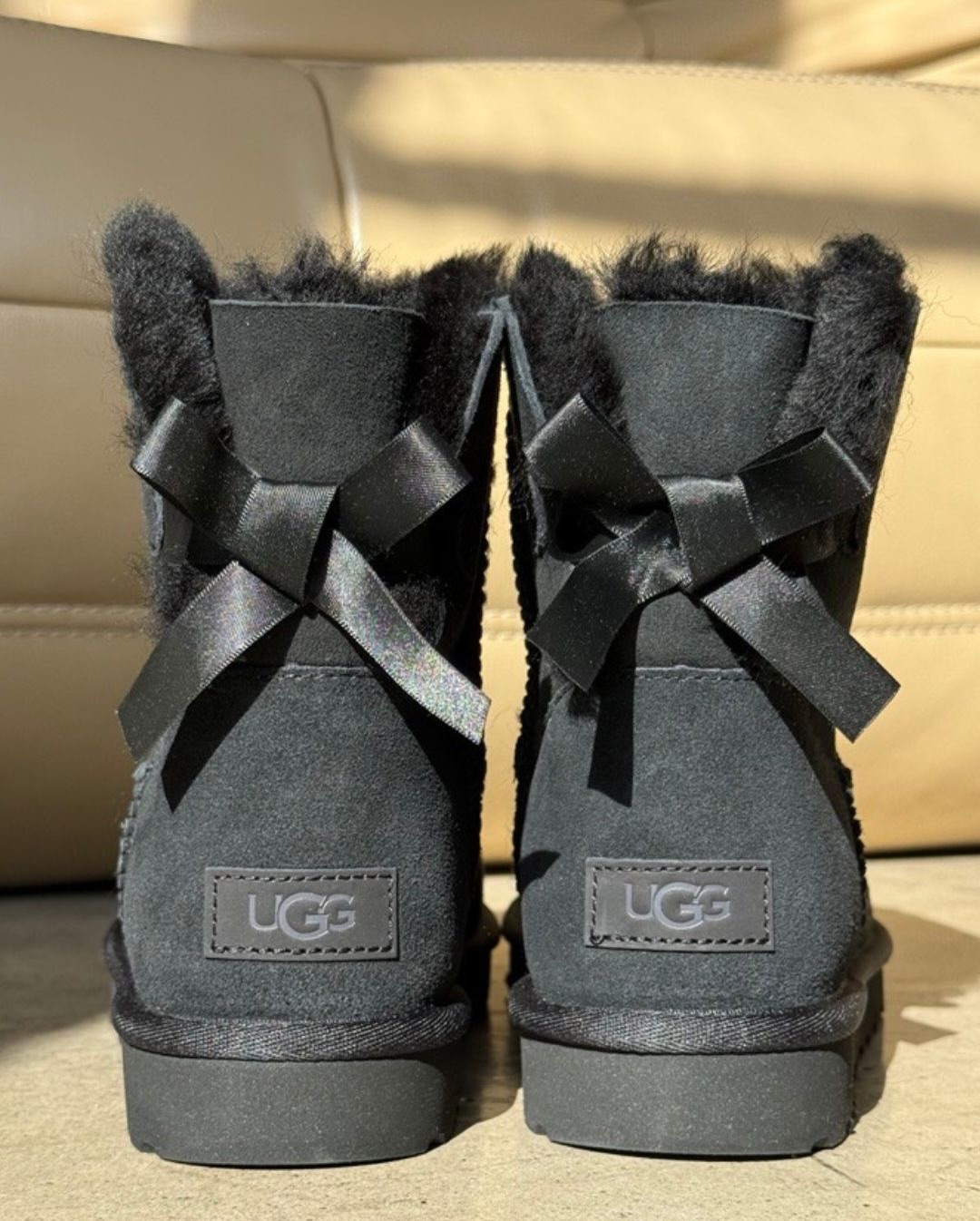 어그에 리본까지?!👀
홀리데이에는 리본이 빠질 수 없지🎀🤍
어그가 리본 어그를 출시하며 코케트 무드를 선보였습니다. 홀리데이 시즌과 특히 잘 어울리는 이 아이템은 포근한 퍼 텍스처에 리본 장식을 더해, 실용성과 무드를 동시에 만족시키는데요.
코케트 무드 특유의 사랑스러운 인상을 완성해 주며, 과하지 않은 포인트를 더해줍니다.올겨울 스타일에 작은 변화를 주고 싶다면, 리본 어그로 홀리데이 무드를 더해보세요. 이미지5