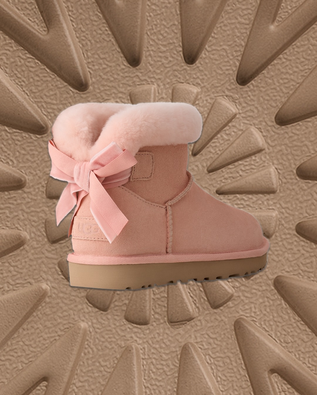 어그에 리본까지?!👀
홀리데이에는 리본이 빠질 수 없지🎀🤍
어그가 리본 어그를 출시하며 코케트 무드를 선보였습니다. 홀리데이 시즌과 특히 잘 어울리는 이 아이템은 포근한 퍼 텍스처에 리본 장식을 더해, 실용성과 무드를 동시에 만족시키는데요.
코케트 무드 특유의 사랑스러운 인상을 완성해 주며, 과하지 않은 포인트를 더해줍니다.올겨울 스타일에 작은 변화를 주고 싶다면, 리본 어그로 홀리데이 무드를 더해보세요. 이미지3