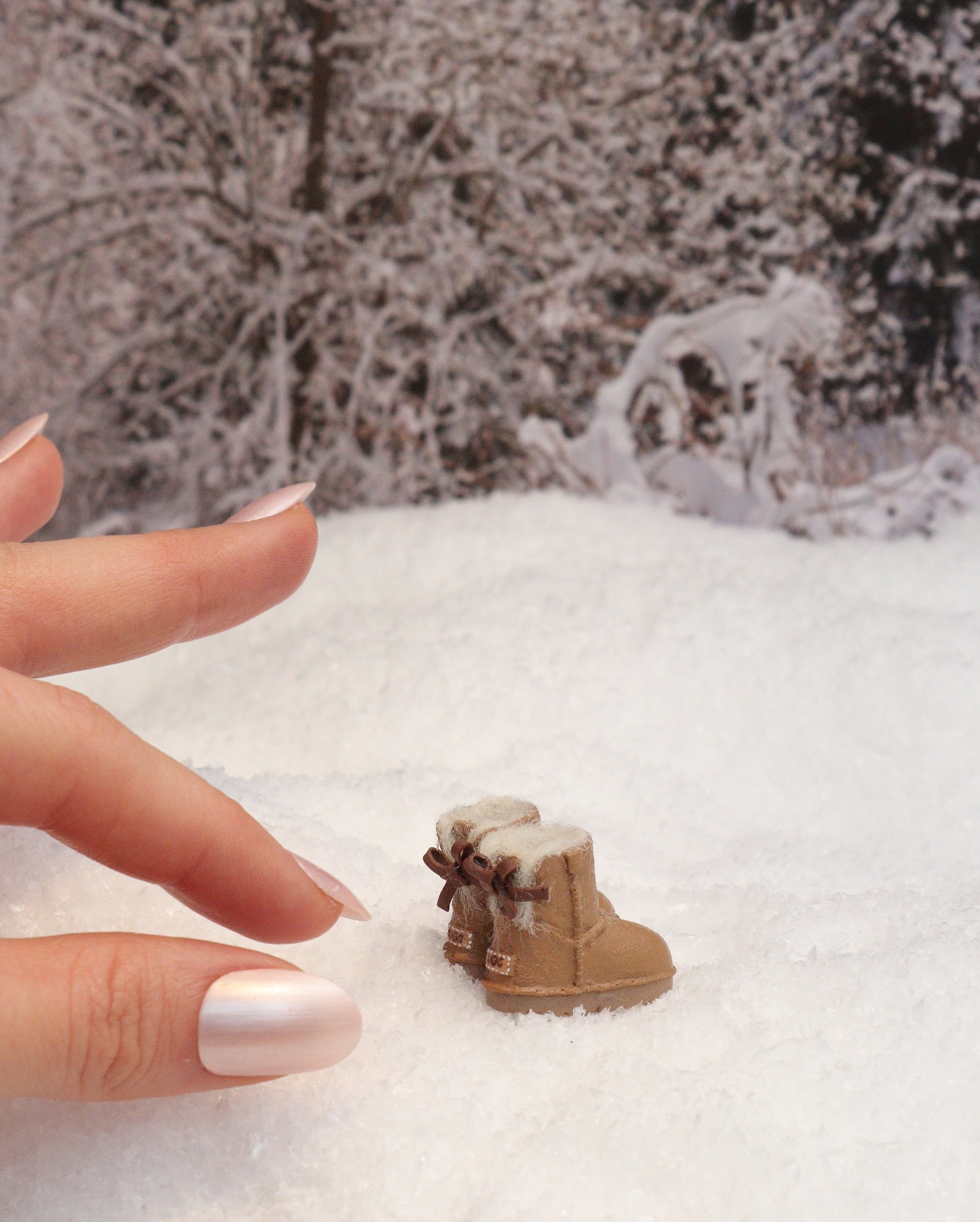 어그에 리본까지?!👀
홀리데이에는 리본이 빠질 수 없지🎀🤍
어그가 리본 어그를 출시하며 코케트 무드를 선보였습니다. 홀리데이 시즌과 특히 잘 어울리는 이 아이템은 포근한 퍼 텍스처에 리본 장식을 더해, 실용성과 무드를 동시에 만족시키는데요.
코케트 무드 특유의 사랑스러운 인상을 완성해 주며, 과하지 않은 포인트를 더해줍니다.올겨울 스타일에 작은 변화를 주고 싶다면, 리본 어그로 홀리데이 무드를 더해보세요. 이미지2