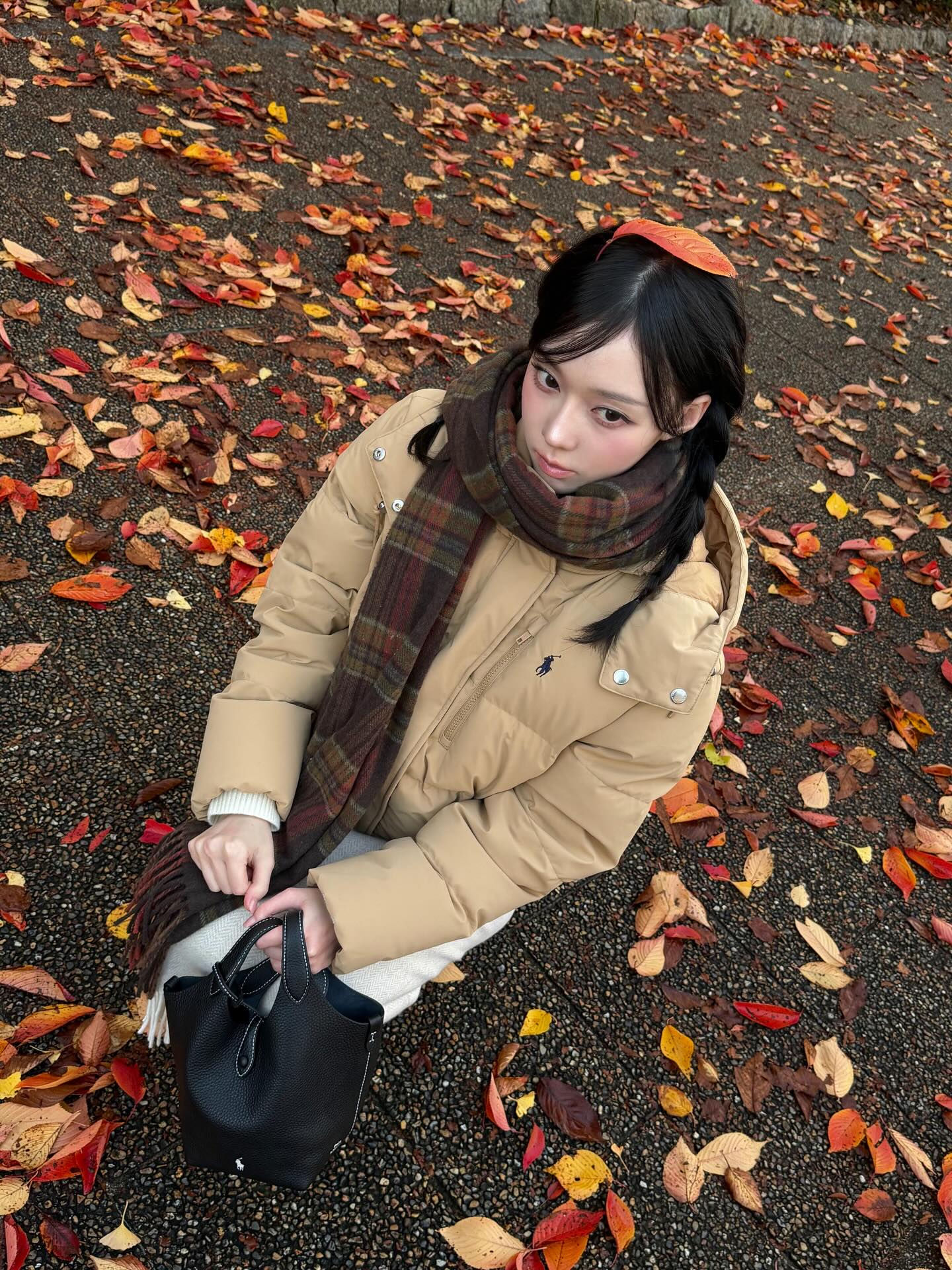 다리 길어보이는 숏패딩?!👀
짧은 기장에 보온력은 꽉 잡은 겨울 아우터🤎🪄
요즘 가장 많이 찾는 숏패딩, 지금 바로 소개해드릴게요.
1. 스킴스 × 노스페이스 인슐레이티드 셸 재킷, 70만 원대
크롭한 실루엣에 스킴스 시그니처 컬러를 더한 퍼포먼스 재킷입니다. 방수와 보온 기능을 모두 갖춘 디자인으로, 아이린은 슬림한 레깅스와 매치해 겨울 애슬레저 룩을 완성했습니다.
2. 폴로 랄프 로렌 퀼트 후드 다운 재킷, 70만 원대
퀼트 패딩 디자인에 탈부착 가능한 드로스트링 후드와 2웨이 지퍼가 더해진 다운 재킷입니다. 니트 스커트와 머플러를 매치해 포근한 겨울 데일리 룩을 완성했습니다. 이미지6