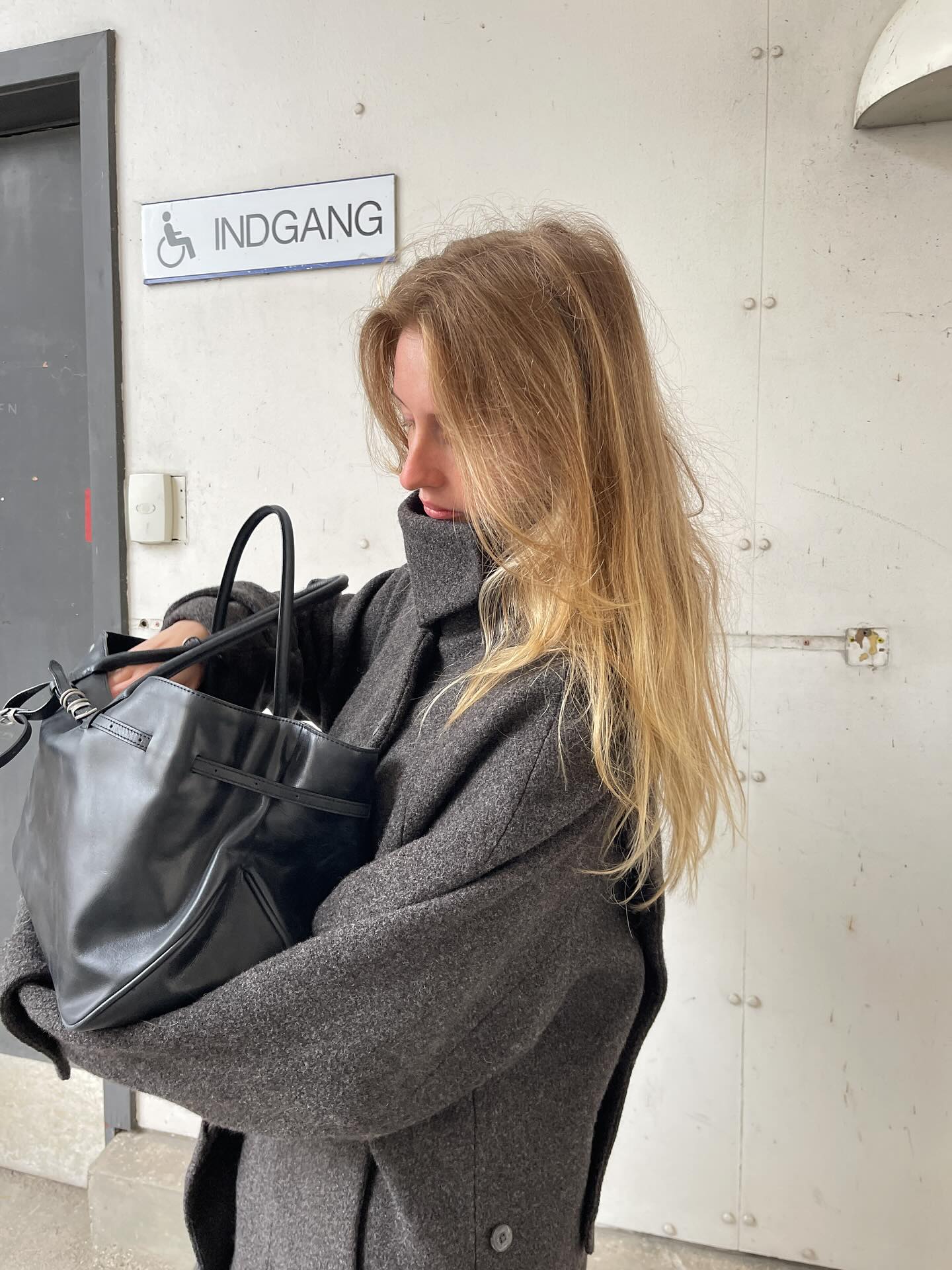 곧 죽어도 코트라면 하이넥 코트로🧥
요즘 옷잘알들은 목도리 대신 하이넥 코트에 얼굴을 파묻어😎🎶 이미지5