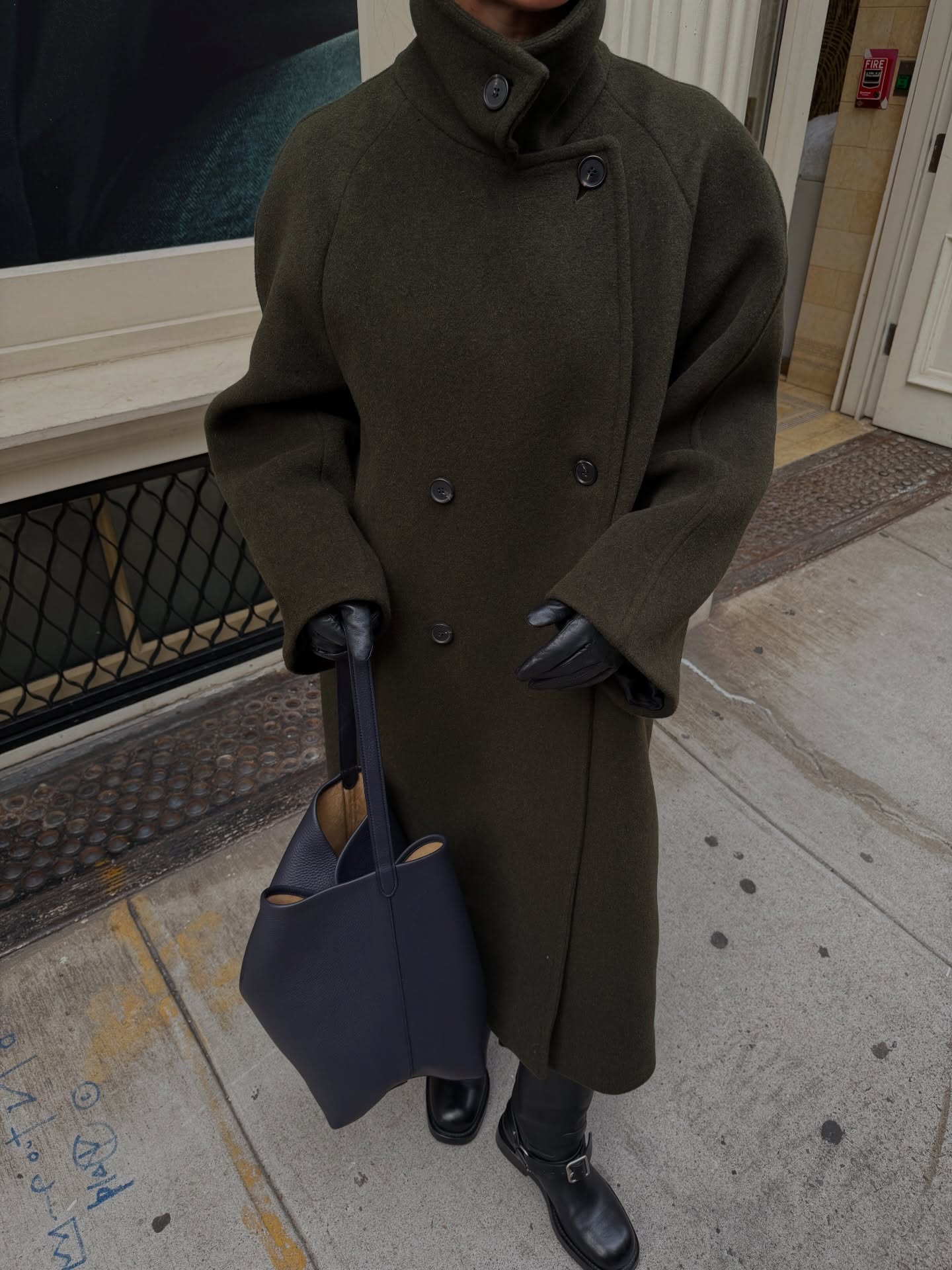 곧 죽어도 코트라면 하이넥 코트로🧥
요즘 옷잘알들은 목도리 대신 하이넥 코트에 얼굴을 파묻어😎🎶 이미지7