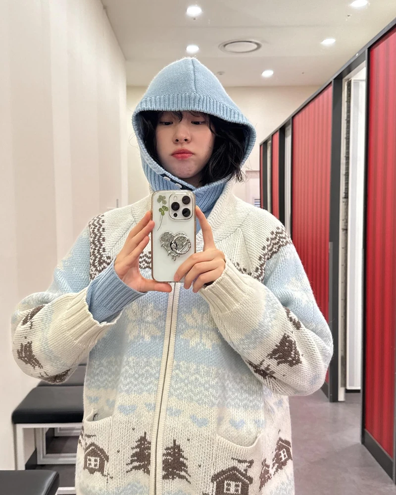 페어아일 니트로 연말 보내는 법🤍
데님부터 바라클라바까지 포근하고 감각적인 룩 완성🧶💫 이미지1