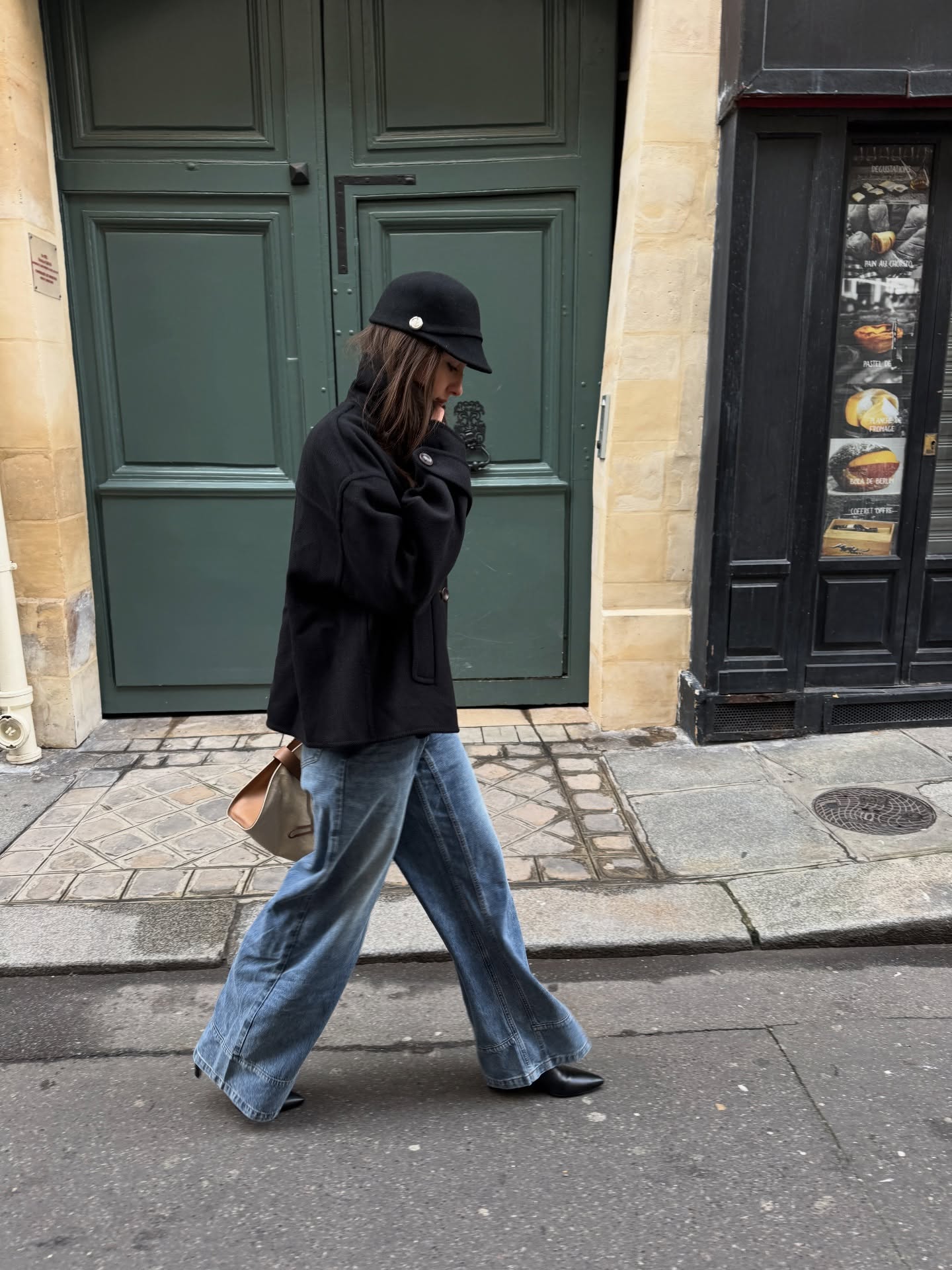 곧 죽어도 코트라면 하이넥 코트로🧥
요즘 옷잘알들은 목도리 대신 하이넥 코트에 얼굴을 파묻어😎🎶 이미지8