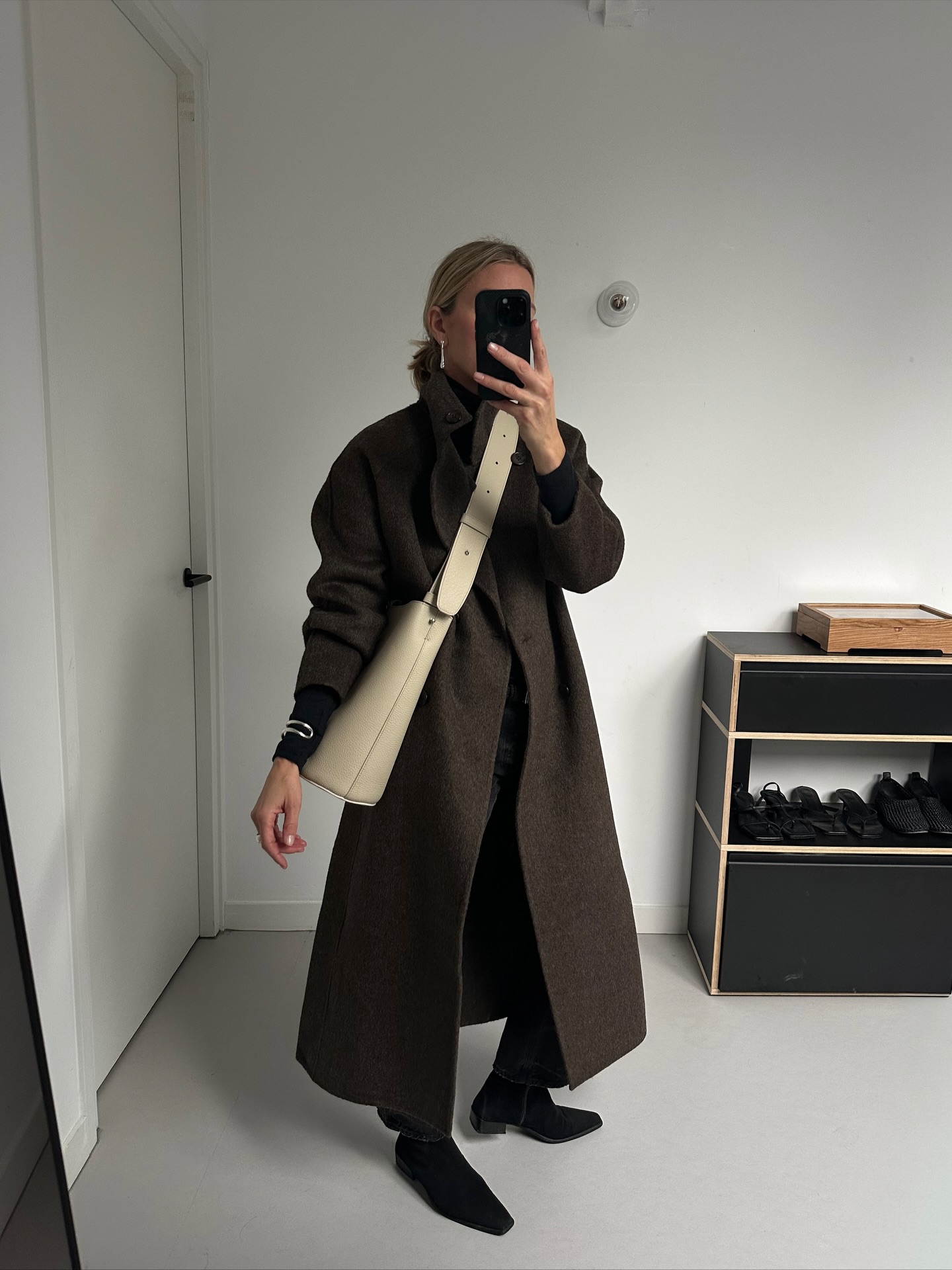 곧 죽어도 코트라면 하이넥 코트로🧥
요즘 옷잘알들은 목도리 대신 하이넥 코트에 얼굴을 파묻어😎🎶 이미지6