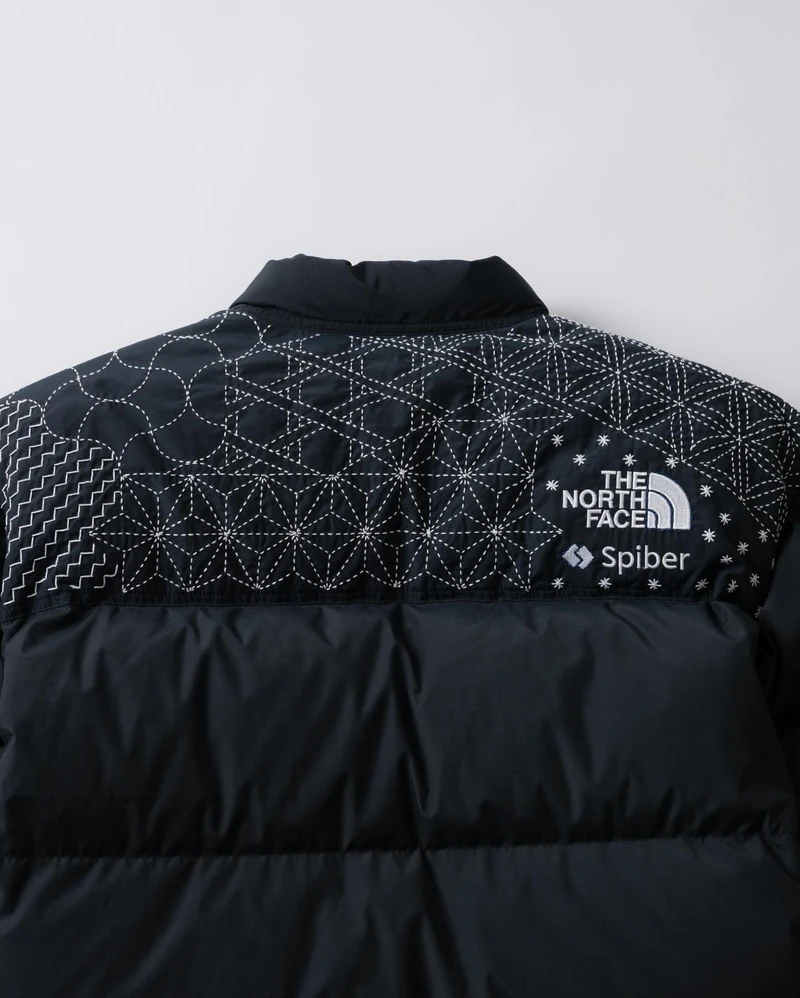 같은 눕시는 단 하나도 없다🧵
엄마의 손길 담긴 사시코 걸스와 노스페이스 협업 놓치지 마☑️❄️
최근 노스페이스가 일본 전통 자수 장인 사시코 걸스와 협업을 선보였죠. 오리지널 눕시를 중심으로, 지퍼가 없이 여미는 일본 전통 겨울 의복 "한텐"과 사시코 걸스의 장인 정신이 깃든 수공예 기법이 더해져 단 하나도 같은 디자인이 존재하지 않습니다.
특히 석유를 사용하지 않은 브루드 프로틴 섬유를 사용해 지속가능성 메세지를 강조했죠. 전통 공예와 현대적 디자인, 친환경 소재 모두 담은 이번 협업은 눕시부터 부츠, 티셔츠까지 다양하게 구성되며, 한정 수량으로 12월 27일 출시됩니다. 이미지2