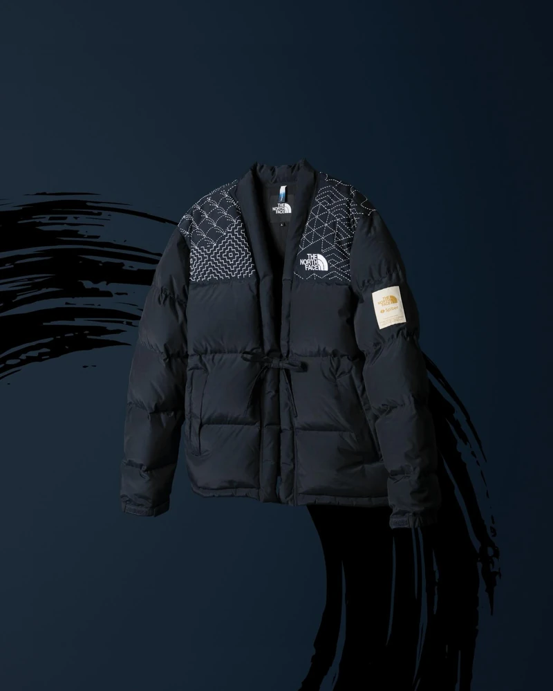 같은 눕시는 단 하나도 없다🧵
엄마의 손길 담긴 사시코 걸스와 노스페이스 협업 놓치지 마☑️❄️
최근 노스페이스가 일본 전통 자수 장인 사시코 걸스와 협업을 선보였죠. 오리지널 눕시를 중심으로, 지퍼가 없이 여미는 일본 전통 겨울 의복 "한텐"과 사시코 걸스의 장인 정신이 깃든 수공예 기법이 더해져 단 하나도 같은 디자인이 존재하지 않습니다.
특히 석유를 사용하지 않은 브루드 프로틴 섬유를 사용해 지속가능성 메세지를 강조했죠. 전통 공예와 현대적 디자인, 친환경 소재 모두 담은 이번 협업은 눕시부터 부츠, 티셔츠까지 다양하게 구성되며, 한정 수량으로 12월 27일 출시됩니다. 이미지3