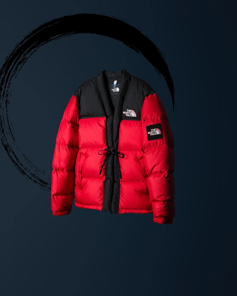 같은 눕시는 단 하나도 없다🧵
엄마의 손길 담긴 사시코 걸스와 노스페이스 협업 놓치지 마☑️❄️
최근 노스페이스가 일본 전통 자수 장인 사시코 걸스와 협업을 선보였죠. 오리지널 눕시를 중심으로, 지퍼가 없이 여미는 일본 전통 겨울 의복 "한텐"과 사시코 걸스의 장인 정신이 깃든 수공예 기법이 더해져 단 하나도 같은 디자인이 존재하지 않습니다.
특히 석유를 사용하지 않은 브루드 프로틴 섬유를 사용해 지속가능성 메세지를 강조했죠. 전통 공예와 현대적 디자인, 친환경 소재 모두 담은 이번 협업은 눕시부터 부츠, 티셔츠까지 다양하게 구성되며, 한정 수량으로 12월 27일 출시됩니다. 이미지5