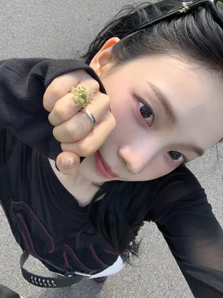 카리나의 애착 샤넬 반지라고?🪄
인기있는 데 다 이유가 있는, 샤넬 코코 크러쉬 링 2가지💍🩶
카리나가 요즘 맨날하는 샤넬 반지 2가지를 소개합니다.
1. 코코 크러쉬 링 미니, 200만 원대
차분하고 쿨한 18K 화이트 골드에 퀼팅 모티브 디테일을 더한 얇은 두께의 링으로 레이어링 하기 좋은 아이템이죠. 긴팔티와 레이스 스커트룩에 포인트로 미니멀하면서도 감각적인 스타일을 완성했습니다.
2. 코코 크러쉬 링 스몰, 400만 원대
18K 옐로우 골드 특유의 고급스러운 컬러에 샤넬을 상징하는 퀼팅 모티브가 포인트입니다. 카리나는 스몰 사이즈를 선택해 데일리템으로 활용합니다. 롱코트에 레이스 슬립 원피스를 매치해 페미닌하면서도 세련된 무드를 참고하세요. 이미지