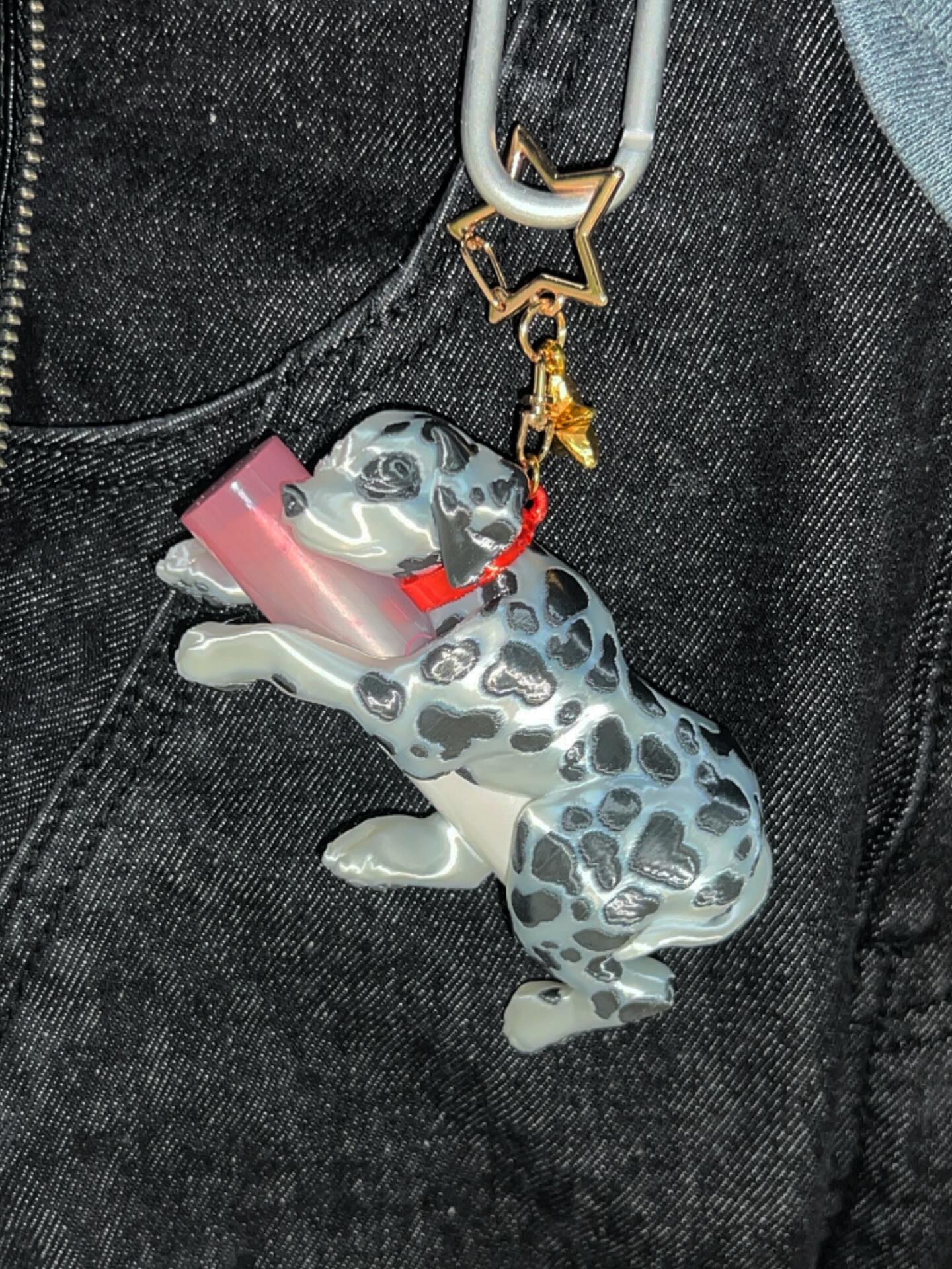 립밤 지켜주는 귀여운 보호자🐾
귀여운데 실용성까지 갖춘 키치한 포인트 키링🧷💖
도쿄예술대학 오가사와라 유이에의 브랜드 Yetin은 3D 프린팅으로 제작한 키링입니다. 동물이 립밤을 감싸 안는 형태로, 소품을 실용적인 오브제로 바꿔놓는데요. 디테일 덕분에 보는 재미가 살아나고, 심플한 룩에 포인트가 되어줍니다.
키링처럼 작지만 임팩트 있는 아이템을 찾는다면 주목해볼 만하죠. 1월 1일부터 온라인 샵에서 구매할 수 있습니다. 이미지5