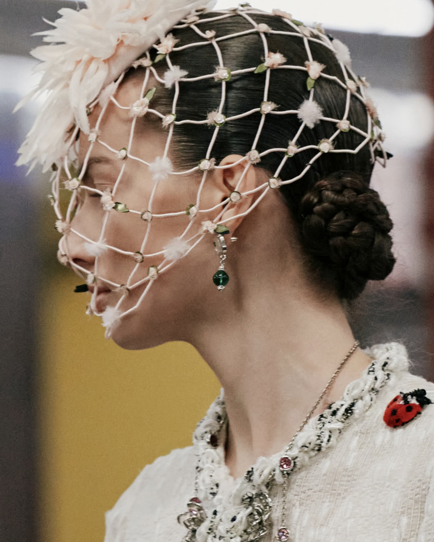 무당벌레가 왜 샤넬에서 나와?😮
26년 패션 트렌드 신호 미리 스포해줄게❤️🖤놓치지마
화제가 되었던 샤넬 공방쇼 Métiers d’art 2026 컬렉션에서 무당벌레가 등장했는데요. 1920년대부터 2020년대의 도시 라이프스타일을 재해석한 이번 컬렉션 속 무당벌레는 트위드부터 구두까지 무당벌레 자수 디테일이 더해지며 시선을 끌었습니다.
주변에 무당벌레 디테일이 보인다면, 룩에 작은 포인트로 가볍게 활용해보세요. 이미지8