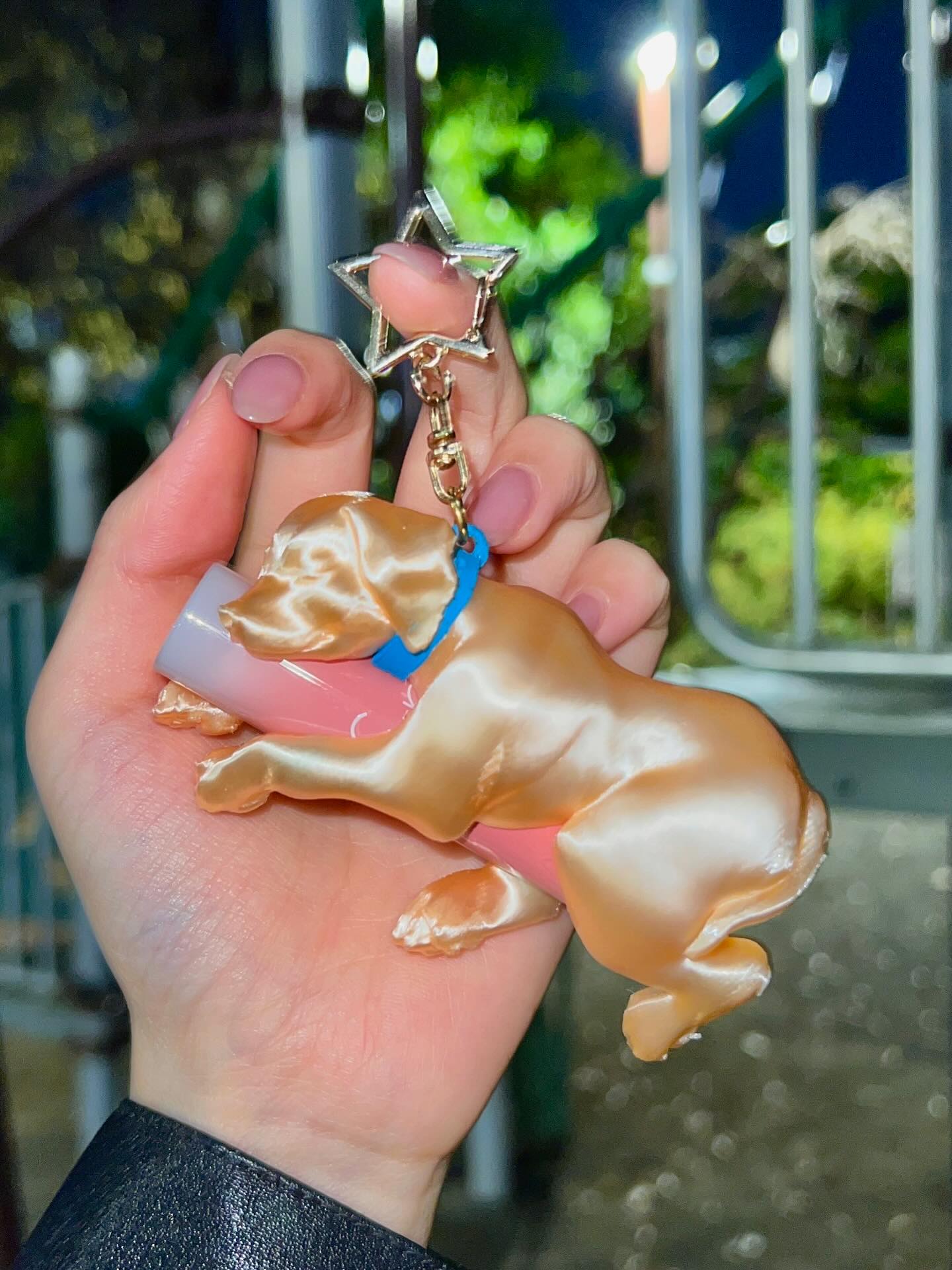 립밤 지켜주는 귀여운 보호자🐾
귀여운데 실용성까지 갖춘 키치한 포인트 키링🧷💖
도쿄예술대학 오가사와라 유이에의 브랜드 Yetin은 3D 프린팅으로 제작한 키링입니다. 동물이 립밤을 감싸 안는 형태로, 소품을 실용적인 오브제로 바꿔놓는데요. 디테일 덕분에 보는 재미가 살아나고, 심플한 룩에 포인트가 되어줍니다.
키링처럼 작지만 임팩트 있는 아이템을 찾는다면 주목해볼 만하죠. 1월 1일부터 온라인 샵에서 구매할 수 있습니다. 이미지3