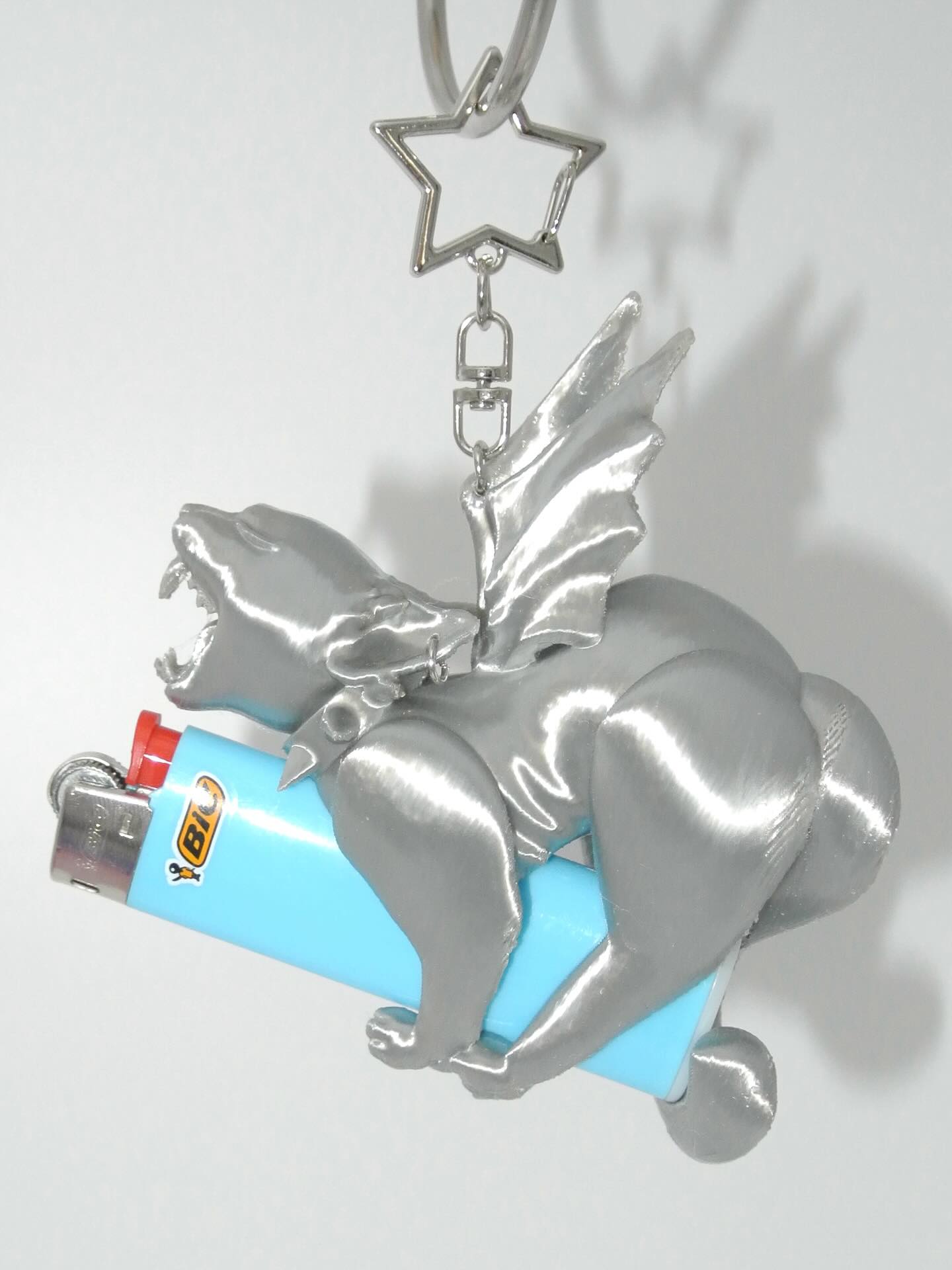 립밤 지켜주는 귀여운 보호자🐾
귀여운데 실용성까지 갖춘 키치한 포인트 키링🧷💖
도쿄예술대학 오가사와라 유이에의 브랜드 Yetin은 3D 프린팅으로 제작한 키링입니다. 동물이 립밤을 감싸 안는 형태로, 소품을 실용적인 오브제로 바꿔놓는데요. 디테일 덕분에 보는 재미가 살아나고, 심플한 룩에 포인트가 되어줍니다.
키링처럼 작지만 임팩트 있는 아이템을 찾는다면 주목해볼 만하죠. 1월 1일부터 온라인 샵에서 구매할 수 있습니다. 이미지8