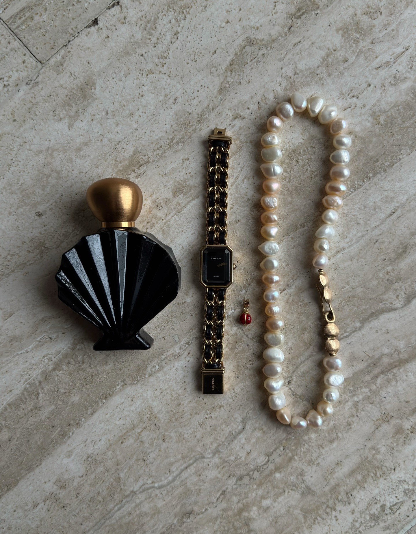 무당벌레가 왜 샤넬에서 나와?😮
26년 패션 트렌드 신호 미리 스포해줄게❤️🖤놓치지마
화제가 되었던 샤넬 공방쇼 Métiers d’art 2026 컬렉션에서 무당벌레가 등장했는데요. 1920년대부터 2020년대의 도시 라이프스타일을 재해석한 이번 컬렉션 속 무당벌레는 트위드부터 구두까지 무당벌레 자수 디테일이 더해지며 시선을 끌었습니다.
주변에 무당벌레 디테일이 보인다면, 룩에 작은 포인트로 가볍게 활용해보세요. 이미지4