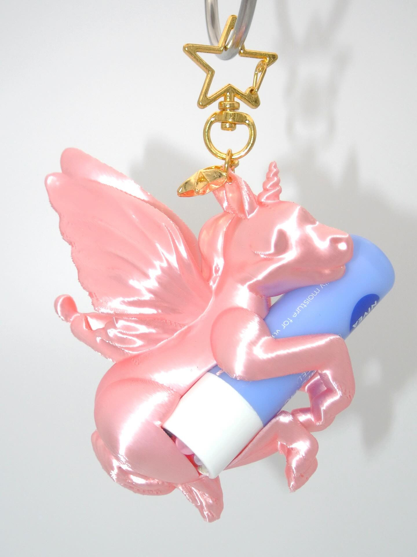 립밤 지켜주는 귀여운 보호자🐾
귀여운데 실용성까지 갖춘 키치한 포인트 키링🧷💖
도쿄예술대학 오가사와라 유이에의 브랜드 Yetin은 3D 프린팅으로 제작한 키링입니다. 동물이 립밤을 감싸 안는 형태로, 소품을 실용적인 오브제로 바꿔놓는데요. 디테일 덕분에 보는 재미가 살아나고, 심플한 룩에 포인트가 되어줍니다.
키링처럼 작지만 임팩트 있는 아이템을 찾는다면 주목해볼 만하죠. 1월 1일부터 온라인 샵에서 구매할 수 있습니다. 이미지7