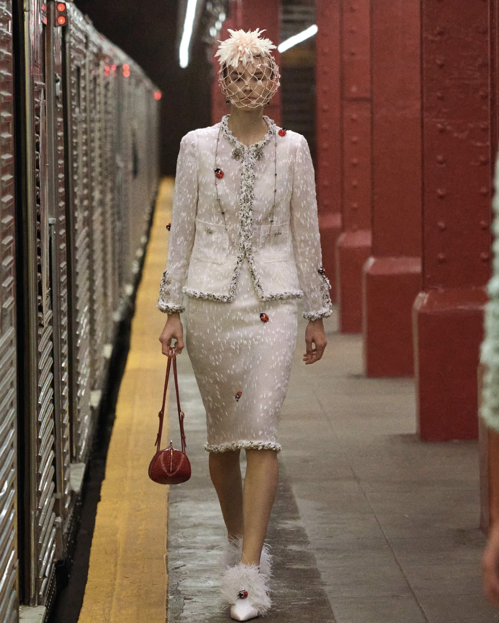 무당벌레가 왜 샤넬에서 나와?😮
26년 패션 트렌드 신호 미리 스포해줄게❤️🖤놓치지마
화제가 되었던 샤넬 공방쇼 Métiers d’art 2026 컬렉션에서 무당벌레가 등장했는데요. 1920년대부터 2020년대의 도시 라이프스타일을 재해석한 이번 컬렉션 속 무당벌레는 트위드부터 구두까지 무당벌레 자수 디테일이 더해지며 시선을 끌었습니다.
주변에 무당벌레 디테일이 보인다면, 룩에 작은 포인트로 가볍게 활용해보세요. 이미지7