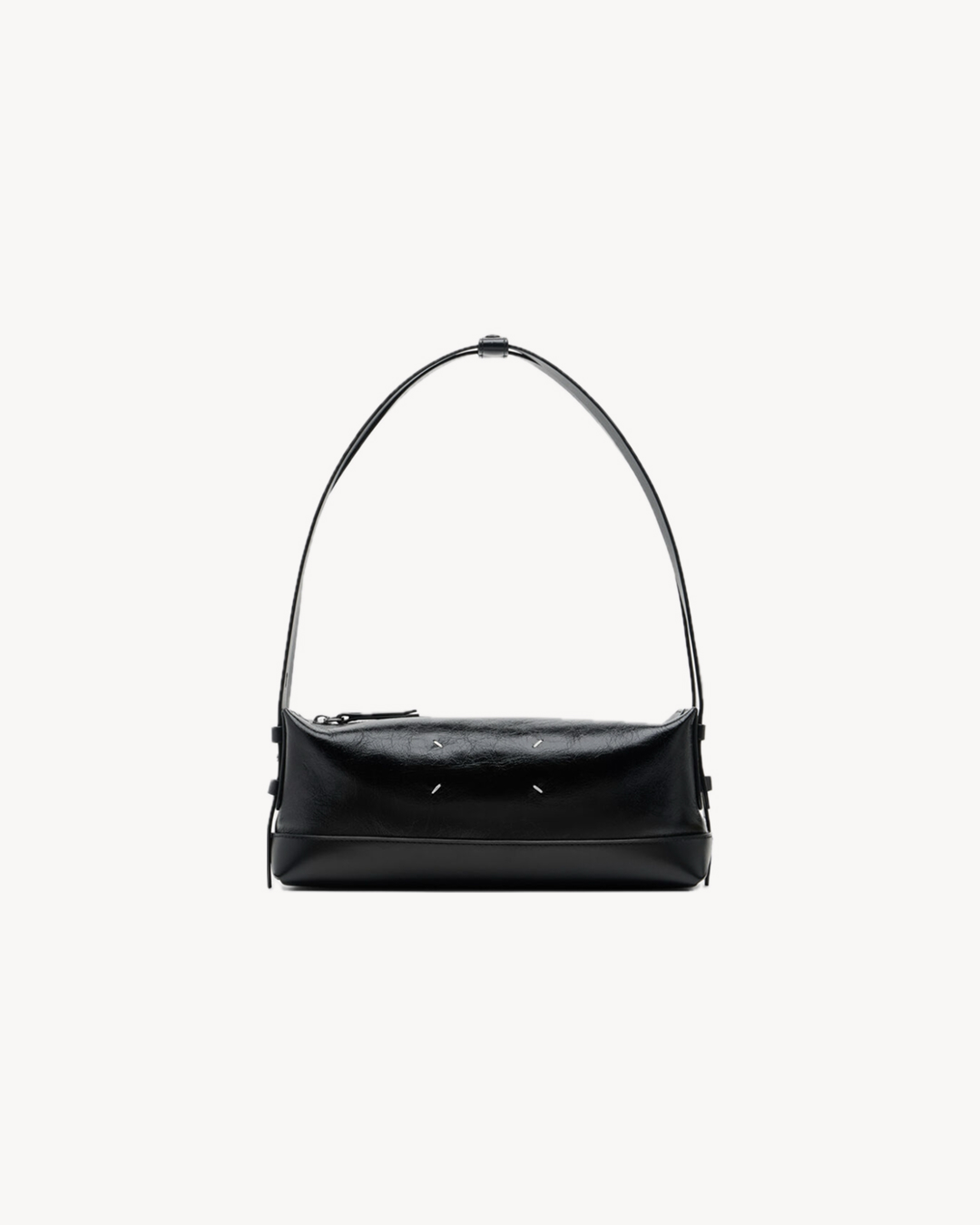 사이즈별 참고하기 좋은 가방👜
빅부터 스몰까지🔍🖤 손나은 최신 백 리스트 알고 가자
손나은의 데일리백 2가지를 모았습니다.
1. 더 로우 말로 14 가죽 백, 500만 원대
매트한 질감의 그레인 송아지 가죽 소재를 활용한 토트백으로, 튜브형 핸들과 옆면의 접이식 패널 디테일이 특징인 보부상 가방이죠. 퍼 코트와 굽 있는 롱부츠에 매치하면 페미닌하면서도 우아한 무드를 완성할 수 있습니다.
2. 메종 마르지엘라 벨트 숄더백, 200만 원대
주름진 글로시 가죽 소재에 메탈릭 지퍼와 벨티드 탑 핸들을 더한 디자인으로, 브랜드 시그니처인 네 개의 스티치 디테일이 포인트입니다. 조거 팬츠와 퍼 자켓, 비니와 같이 컬러가 풍부한 룩에 매치하면 전체 톤을 중화해 과하지 않게 연출 가능합니다. 이미지7