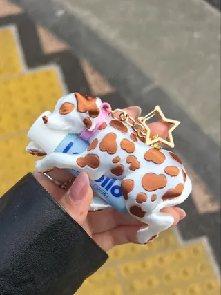 립밤 지켜주는 귀여운 보호자🐾
귀여운데 실용성까지 갖춘 키치한 포인트 키링🧷💖
도쿄예술대학 오가사와라 유이에의 브랜드 Yetin은 3D 프린팅으로 제작한 키링입니다. 동물이 립밤을 감싸 안는 형태로, 소품을 실용적인 오브제로 바꿔놓는데요. 디테일 덕분에 보는 재미가 살아나고, 심플한 룩에 포인트가 되어줍니다.
키링처럼 작지만 임팩트 있는 아이템을 찾는다면 주목해볼 만하죠. 1월 1일부터 온라인 샵에서 구매할 수 있습니다. 이미지