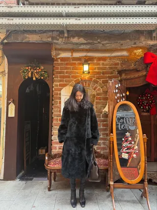 사이즈별 참고하기 좋은 가방👜
빅부터 스몰까지🔍🖤 손나은 최신 백 리스트 알고 가자
손나은의 데일리백 2가지를 모았습니다.
1. 더 로우 말로 14 가죽 백, 500만 원대
매트한 질감의 그레인 송아지 가죽 소재를 활용한 토트백으로, 튜브형 핸들과 옆면의 접이식 패널 디테일이 특징인 보부상 가방이죠. 퍼 코트와 굽 있는 롱부츠에 매치하면 페미닌하면서도 우아한 무드를 완성할 수 있습니다.
2. 메종 마르지엘라 벨트 숄더백, 200만 원대
주름진 글로시 가죽 소재에 메탈릭 지퍼와 벨티드 탑 핸들을 더한 디자인으로, 브랜드 시그니처인 네 개의 스티치 디테일이 포인트입니다. 조거 팬츠와 퍼 자켓, 비니와 같이 컬러가 풍부한 룩에 매치하면 전체 톤을 중화해 과하지 않게 연출 가능합니다. 이미지