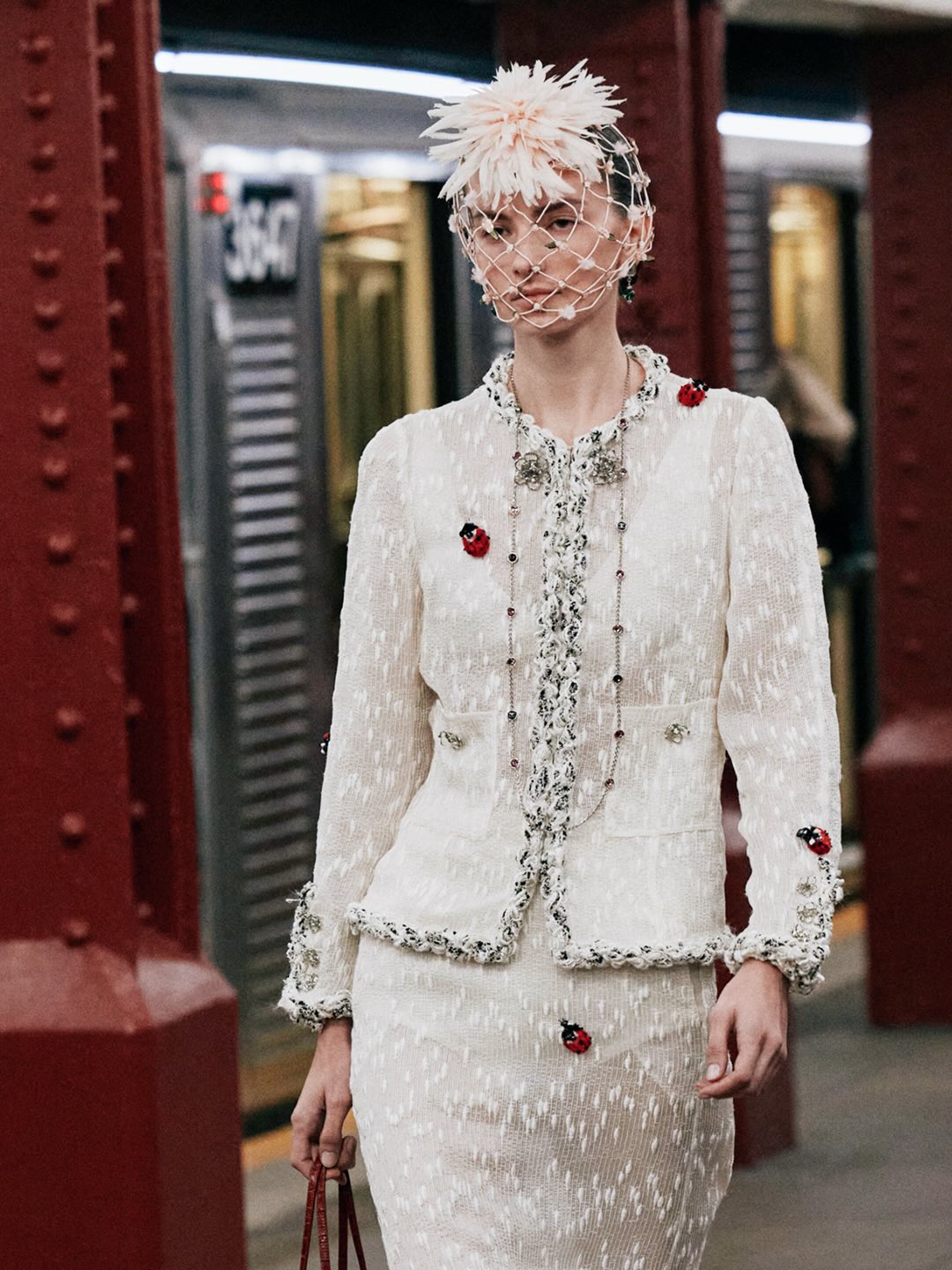 무당벌레가 왜 샤넬에서 나와?😮
26년 패션 트렌드 신호 미리 스포해줄게❤️🖤놓치지마
화제가 되었던 샤넬 공방쇼 Métiers d’art 2026 컬렉션에서 무당벌레가 등장했는데요. 1920년대부터 2020년대의 도시 라이프스타일을 재해석한 이번 컬렉션 속 무당벌레는 트위드부터 구두까지 무당벌레 자수 디테일이 더해지며 시선을 끌었습니다.
주변에 무당벌레 디테일이 보인다면, 룩에 작은 포인트로 가볍게 활용해보세요. 이미지9