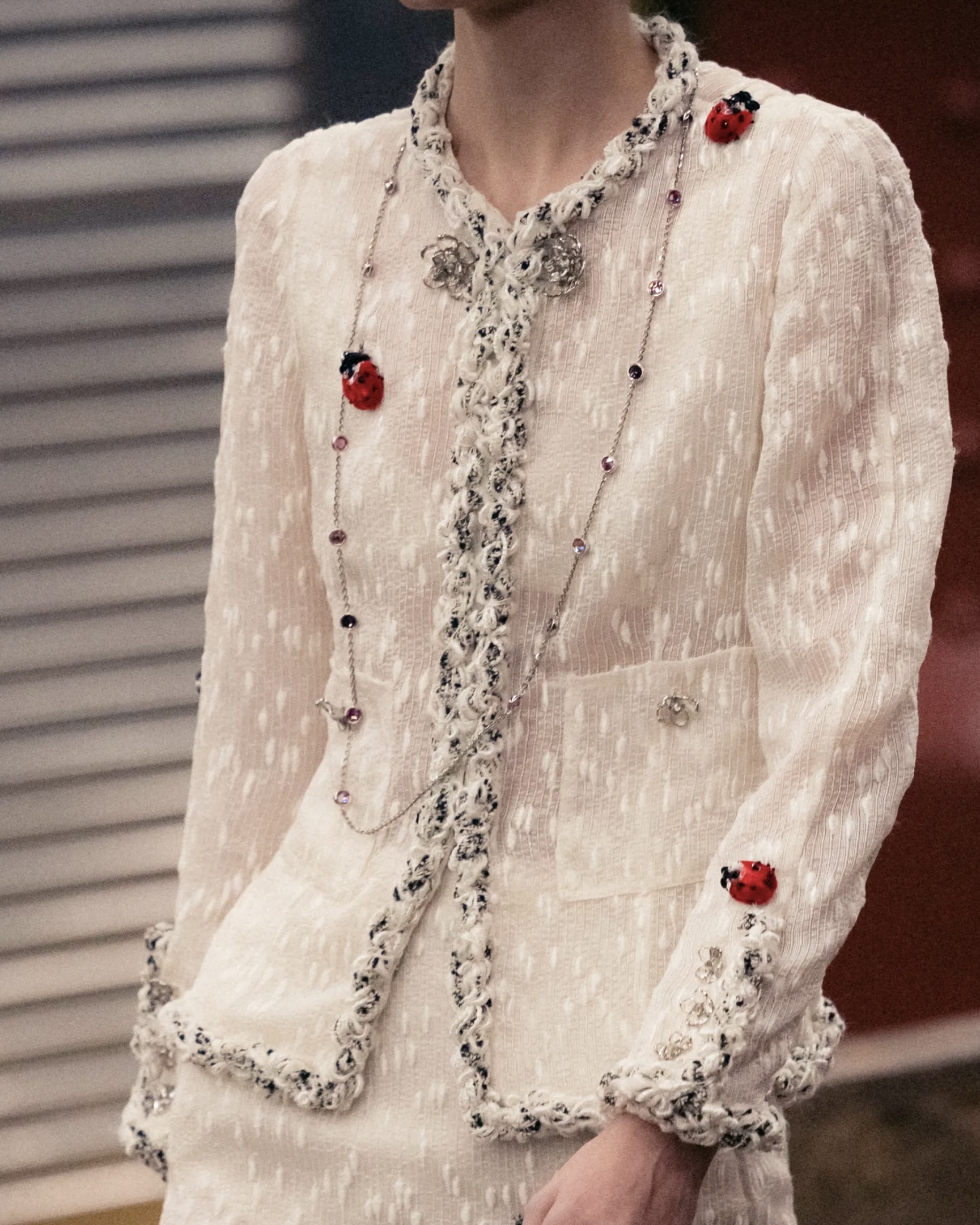 무당벌레가 왜 샤넬에서 나와?😮
26년 패션 트렌드 신호 미리 스포해줄게❤️🖤놓치지마
화제가 되었던 샤넬 공방쇼 Métiers d’art 2026 컬렉션에서 무당벌레가 등장했는데요. 1920년대부터 2020년대의 도시 라이프스타일을 재해석한 이번 컬렉션 속 무당벌레는 트위드부터 구두까지 무당벌레 자수 디테일이 더해지며 시선을 끌었습니다.
주변에 무당벌레 디테일이 보인다면, 룩에 작은 포인트로 가볍게 활용해보세요. 이미지1