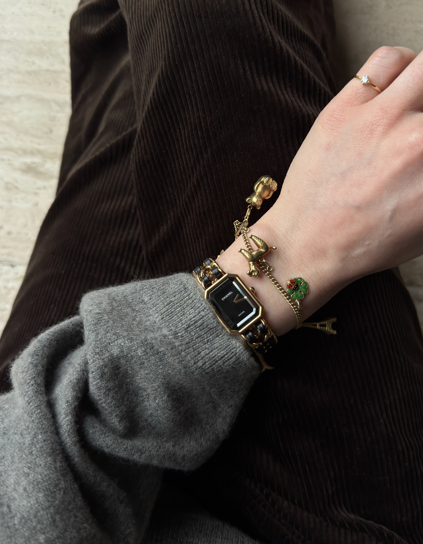 무당벌레가 왜 샤넬에서 나와?😮
26년 패션 트렌드 신호 미리 스포해줄게❤️🖤놓치지마
화제가 되었던 샤넬 공방쇼 Métiers d’art 2026 컬렉션에서 무당벌레가 등장했는데요. 1920년대부터 2020년대의 도시 라이프스타일을 재해석한 이번 컬렉션 속 무당벌레는 트위드부터 구두까지 무당벌레 자수 디테일이 더해지며 시선을 끌었습니다.
주변에 무당벌레 디테일이 보인다면, 룩에 작은 포인트로 가볍게 활용해보세요. 이미지2