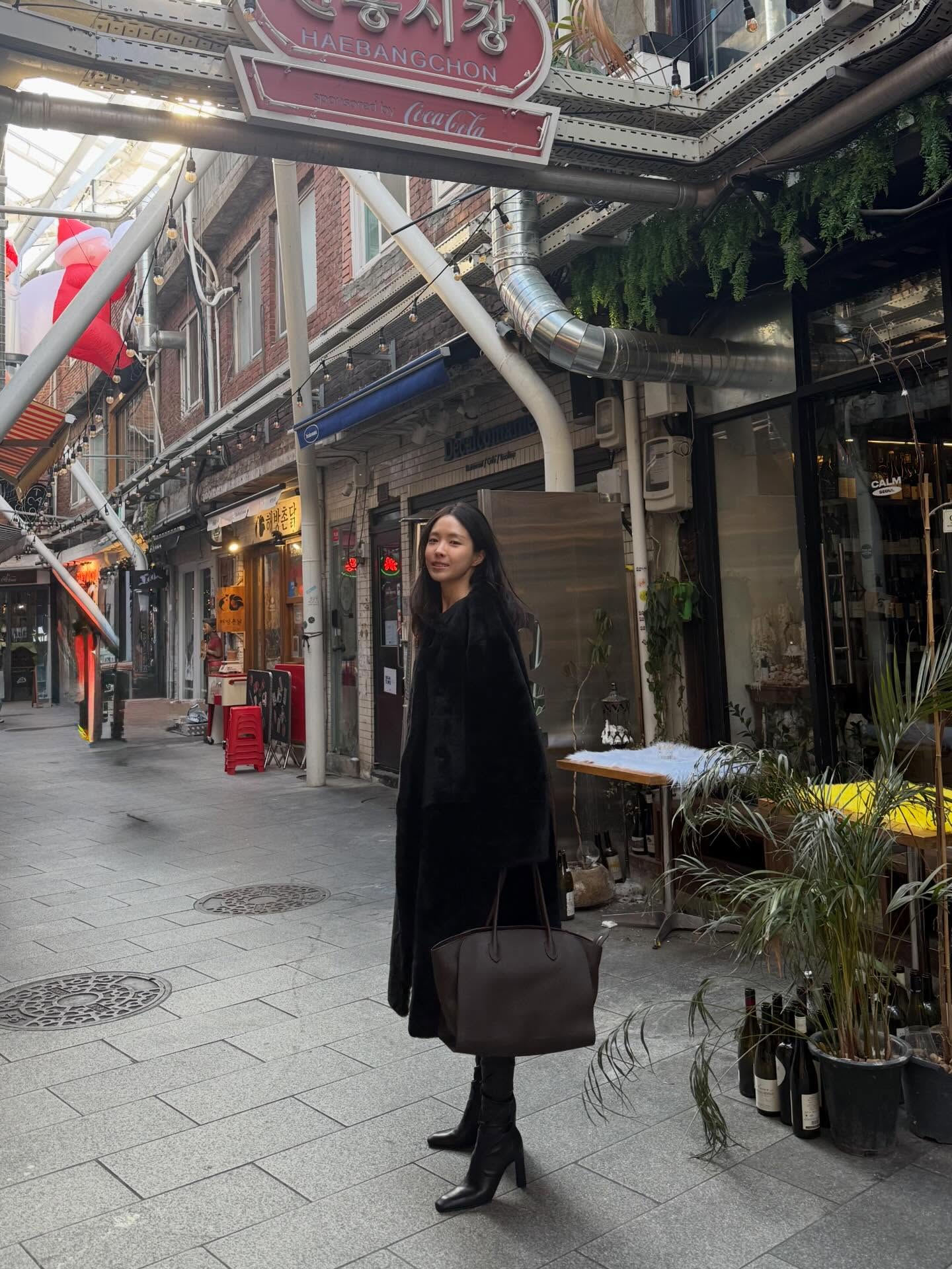 사이즈별 참고하기 좋은 가방👜
빅부터 스몰까지🔍🖤 손나은 최신 백 리스트 알고 가자
손나은의 데일리백 2가지를 모았습니다.
1. 더 로우 말로 14 가죽 백, 500만 원대
매트한 질감의 그레인 송아지 가죽 소재를 활용한 토트백으로, 튜브형 핸들과 옆면의 접이식 패널 디테일이 특징인 보부상 가방이죠. 퍼 코트와 굽 있는 롱부츠에 매치하면 페미닌하면서도 우아한 무드를 완성할 수 있습니다.
2. 메종 마르지엘라 벨트 숄더백, 200만 원대
주름진 글로시 가죽 소재에 메탈릭 지퍼와 벨티드 탑 핸들을 더한 디자인으로, 브랜드 시그니처인 네 개의 스티치 디테일이 포인트입니다. 조거 팬츠와 퍼 자켓, 비니와 같이 컬러가 풍부한 룩에 매치하면 전체 톤을 중화해 과하지 않게 연출 가능합니다. 이미지2