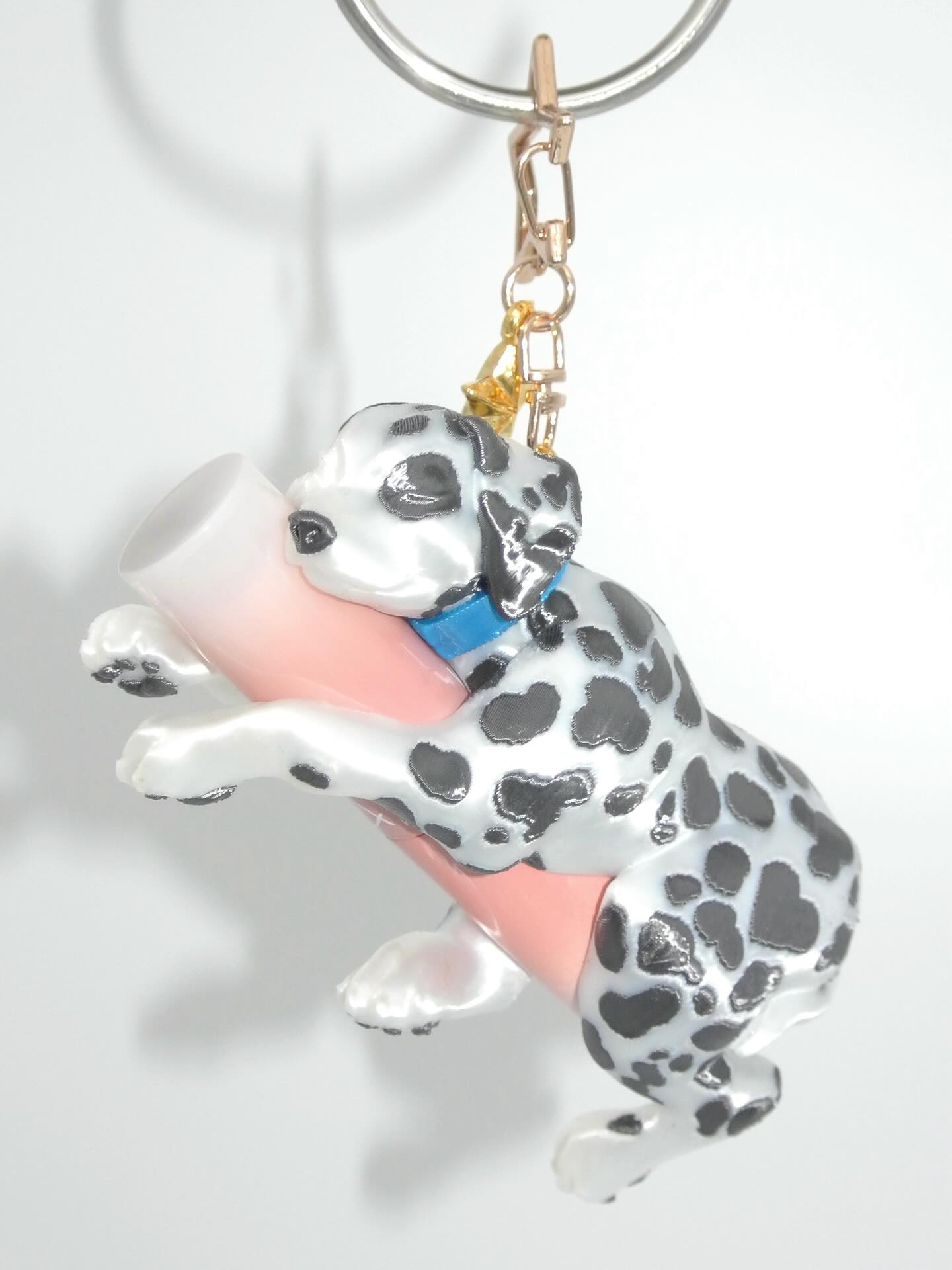 립밤 지켜주는 귀여운 보호자🐾
귀여운데 실용성까지 갖춘 키치한 포인트 키링🧷💖
도쿄예술대학 오가사와라 유이에의 브랜드 Yetin은 3D 프린팅으로 제작한 키링입니다. 동물이 립밤을 감싸 안는 형태로, 소품을 실용적인 오브제로 바꿔놓는데요. 디테일 덕분에 보는 재미가 살아나고, 심플한 룩에 포인트가 되어줍니다.
키링처럼 작지만 임팩트 있는 아이템을 찾는다면 주목해볼 만하죠. 1월 1일부터 온라인 샵에서 구매할 수 있습니다. 이미지6