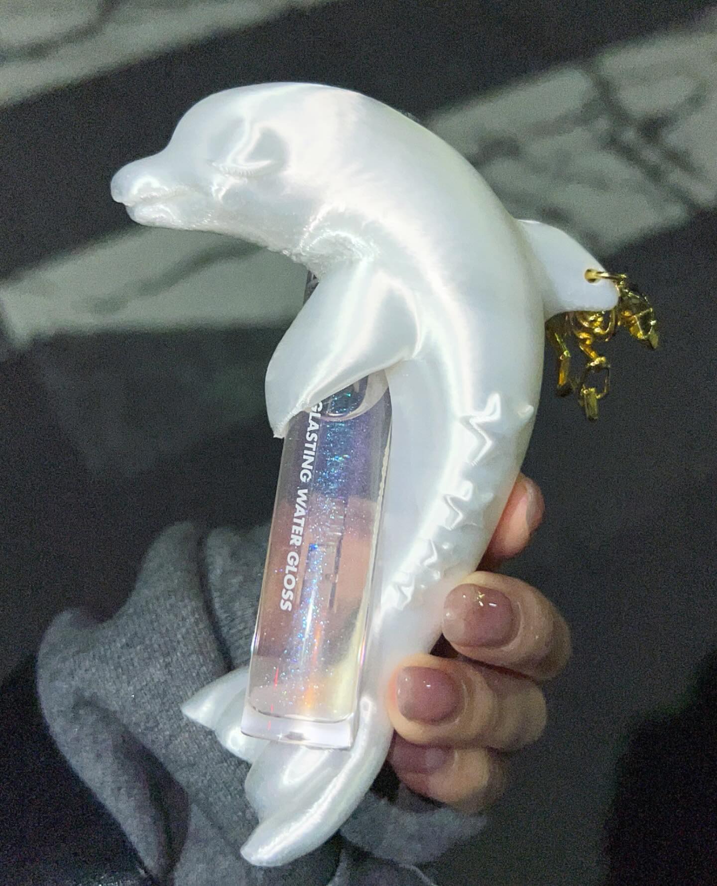 립밤 지켜주는 귀여운 보호자🐾
귀여운데 실용성까지 갖춘 키치한 포인트 키링🧷💖
도쿄예술대학 오가사와라 유이에의 브랜드 Yetin은 3D 프린팅으로 제작한 키링입니다. 동물이 립밤을 감싸 안는 형태로, 소품을 실용적인 오브제로 바꿔놓는데요. 디테일 덕분에 보는 재미가 살아나고, 심플한 룩에 포인트가 되어줍니다.
키링처럼 작지만 임팩트 있는 아이템을 찾는다면 주목해볼 만하죠. 1월 1일부터 온라인 샵에서 구매할 수 있습니다. 이미지4