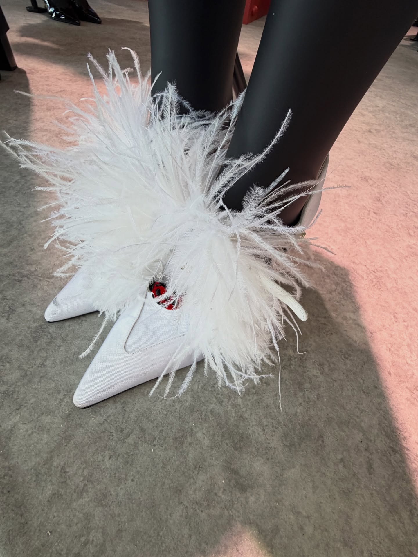 무당벌레가 왜 샤넬에서 나와?😮
26년 패션 트렌드 신호 미리 스포해줄게❤️🖤놓치지마
화제가 되었던 샤넬 공방쇼 Métiers d’art 2026 컬렉션에서 무당벌레가 등장했는데요. 1920년대부터 2020년대의 도시 라이프스타일을 재해석한 이번 컬렉션 속 무당벌레는 트위드부터 구두까지 무당벌레 자수 디테일이 더해지며 시선을 끌었습니다.
주변에 무당벌레 디테일이 보인다면, 룩에 작은 포인트로 가볍게 활용해보세요. 이미지6