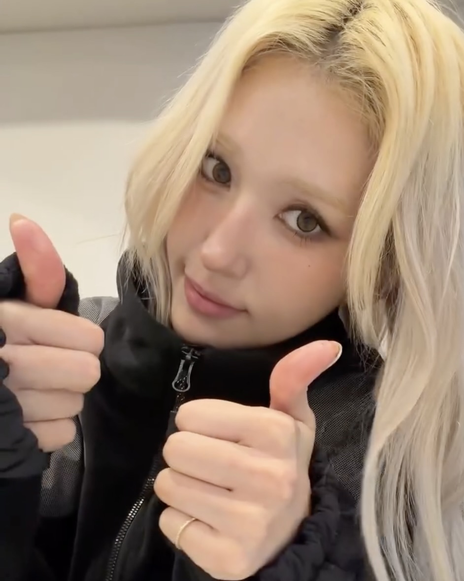 겨울 노페 떠오르는 건 당연🙂↕️ 소미가 직접 입고 남긴 리얼 후기🪄💭 당장 노페로 달려가자 소미가 추천한 노스페이스 아우터 4가지 아르켜 드릴게요. 1. 퍼리 플리스 자켓, 13만 원대 부드러운 폴리에스터 소재에 기모 안감을 더한 플리스 자켓으로, 밑단 스트링 조절이 가능해 다양한 핏으로 데일리로 입기 좋습니다. 실내에서는 단독으로, 실외에서는 아우터 이너로 활용해 보세요. 2. RMST 데날리 테크 하이브리드 자켓, 23만 원대 포근한 양면 플리스 소재에 앞면 가슴 부분은 패딩 소재인 자켓으로, 스트링 디테일과 미니멀한 로고 자수가 더해진 심플한 아이템이죠. 조거 팬츠와 롱 슬리브에 매치하면 캐주얼한 꾸안꾸 룩을 완성할 수 있습니다. 3. 노벨티 눕시 다운 자켓, 38만 원대 브랜드 시그니처 아이템인 눕시 자켓은 크롭 기장의 가볍고 얇은 나일론 혼방 소재에 덕 다운 충전재를 사용해 데일리 아우터로 가볍게 입기 좋죠. 블랙진과 매치하면 시크한 분위기를 느끼면서도 눕시 특유의 볼륨감을 살릴 수 있습니다. 4. 라인 엑스 플리스 자켓, 16만 원대 오버핏 실루엣의 스탠드 넥 플리스 자켓으로, 폴라텍 플리스 소재에 어깨와 소매 부분은 우븐 원단을 더해 테크 웨어 무드를 살리고, 노스페이스 로고 와펜으로 포인트 준 디자인입니다. 밋밋한 룩에 매치해 스트릿한 무드를 더해보세요. 이미지