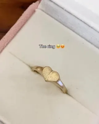 단 하나뿐인 반지를 찾는다면💍
의미 있는 지문 반지로 ✨💛오래 간직해 보는 건 어때?
사랑과 기억을 오래 간직하는 커스텀 주얼리 브랜드 스마다르 에드리는 자신의 지문을 그대로 담아낸 특별한 지문 반지를 선보였는데요. 지문을 디자인에 넣어 의미와 개성을 동시에 담아낸 것이 특징입니다.
반복되는 디자인 대신 세상에 하나뿐인 형태라는 점에서 차별화를 줄 수 있어, 특별한 스토리를 담은 커플링으로 참고하기 좋습니다. 이미지