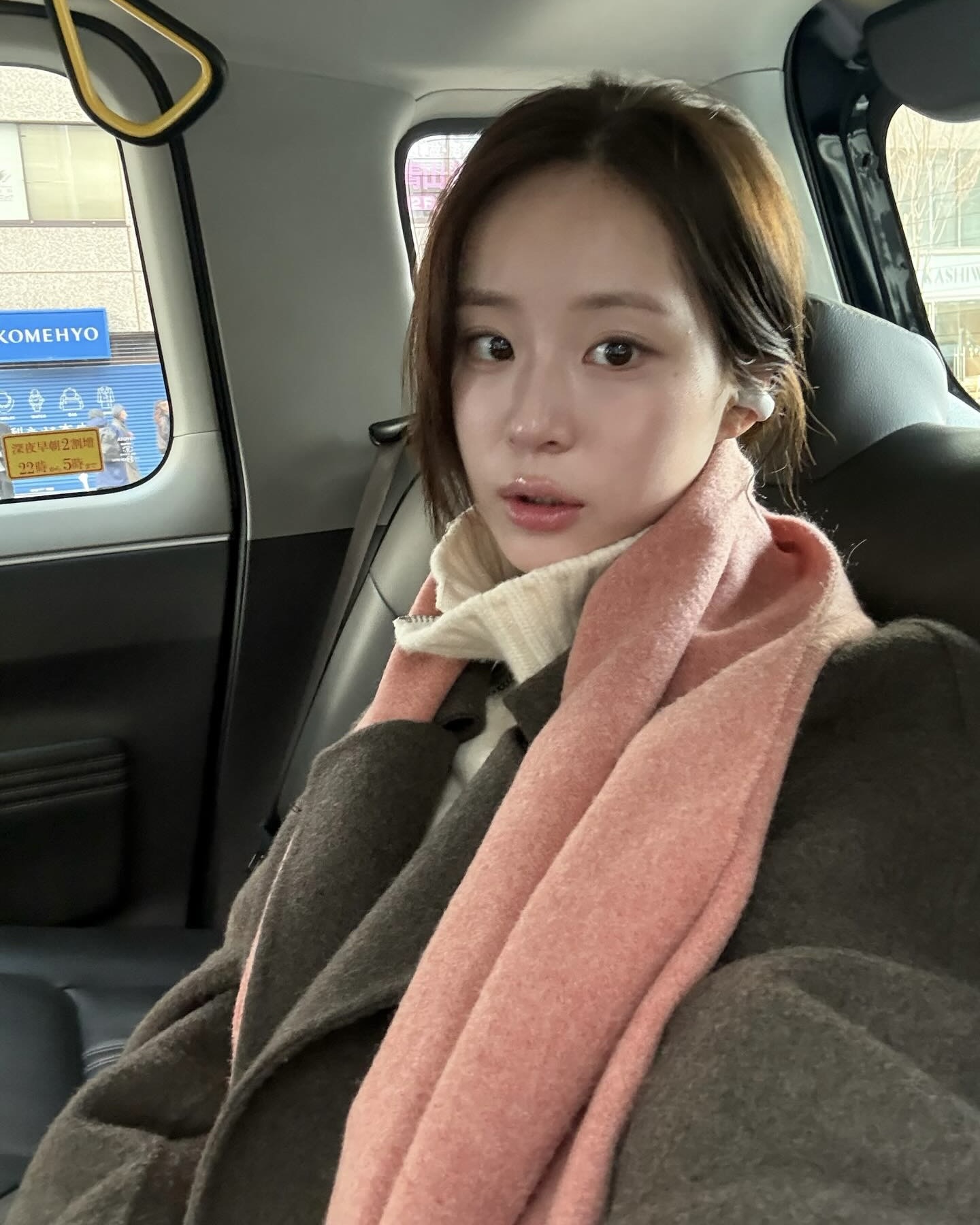 겨울바람은 목도리로 막자🧣
두르기만 해도 얼굴 작아 보이는 거 알아?👀✨ 이미지6