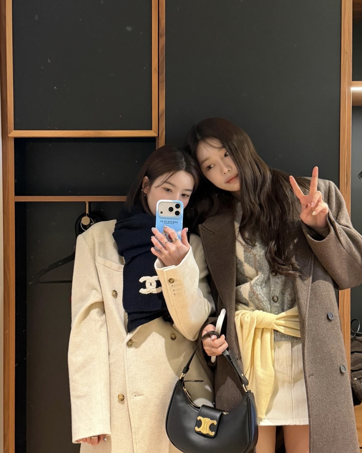 겨울바람은 목도리로 막자🧣
두르기만 해도 얼굴 작아 보이는 거 알아?👀✨ 이미지2