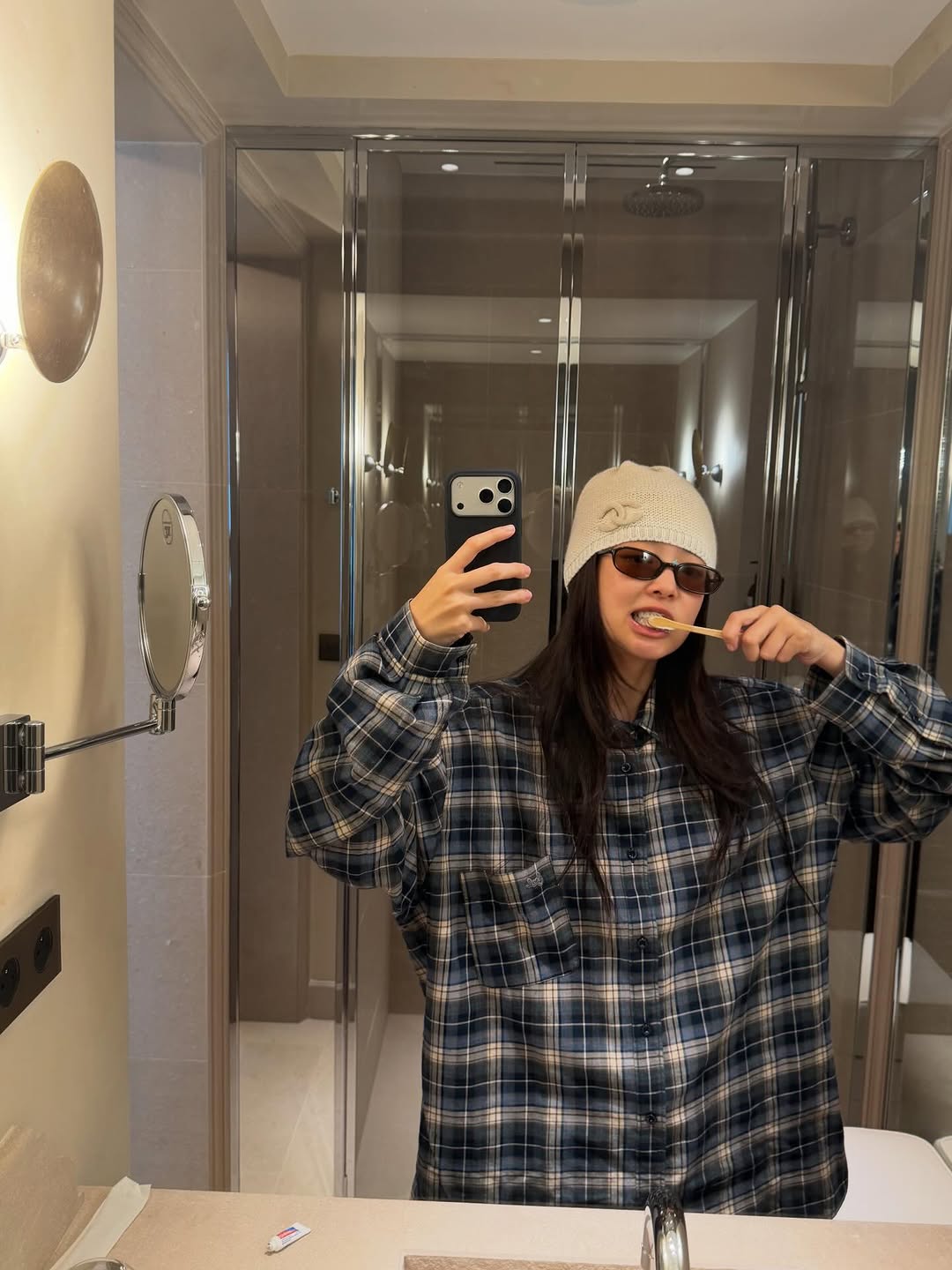 26년에 준비해야 할 체크 패턴💙 제니가 작년 마감으로 보여준😎체크 셔츠 & 와이드팬츠 공유해요!  제니 체크 셋업은 홈웨어와 스트릿 중간 느낌이었습니다. 샤넬 비니와 슬림한 치미 선글라스를 더해 클래식함에 시크 포인트를 더했죠.   제니가 입은 체크 셋업을 소개해드립니다. 2026년 강력하게 재등장할 체크 패턴을 편안한 체크 셔츠와 와이드 팬츠로 따라해보세요.   1. ERL 체크 패턴 셔츠  2. ERL 플레이드 커튼 와이드 레그 팬츠  이미지